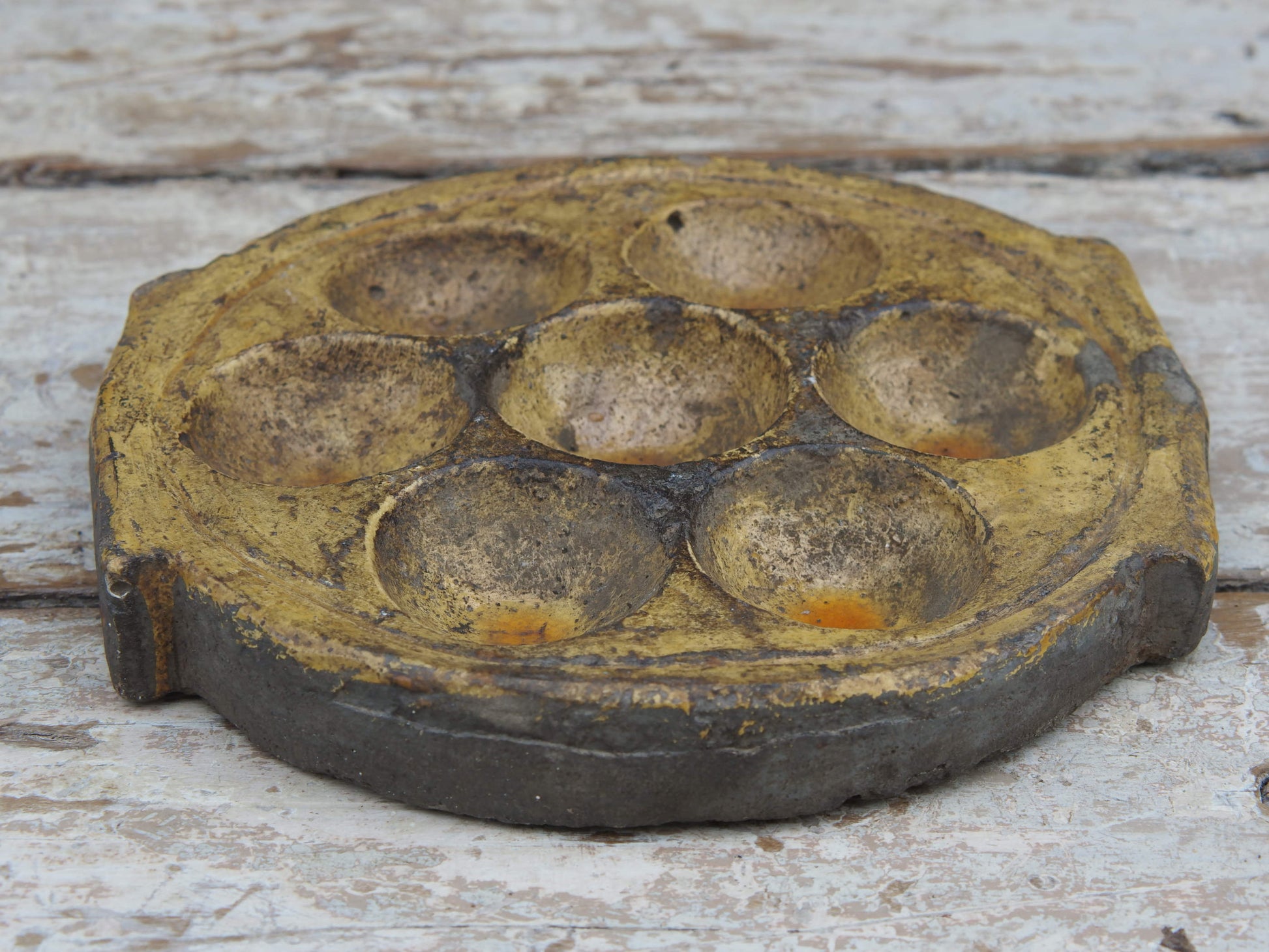 vecchio piatto, pentola indiana per cucinare dolce di riso e panificati. questo piatto (ancora utilizzabile come piatto da cottura) ora si può usare come oggetto ornamentale.dimensioni misure diametro 20 cm, altezza 3 cm, peso 1260 gr