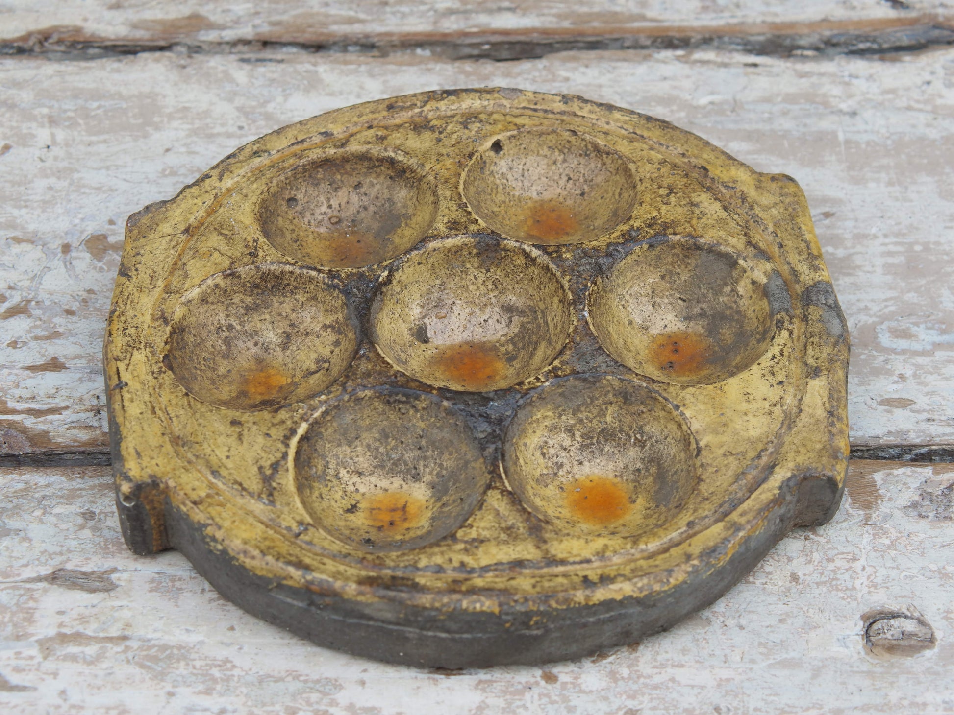 vecchio piatto, pentola indiana per cucinare dolce di riso e panificati. questo piatto (ancora utilizzabile come piatto da cottura) ora si può usare come oggetto ornamentale.dimensioni misure diametro 20 cm, altezza 3 cm, peso 1260 gr