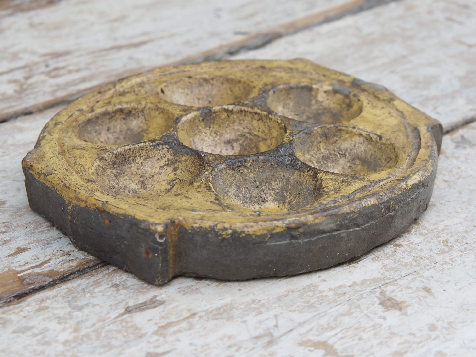 vecchio piatto, pentola indiana per cucinare dolce di riso e panificati. questo piatto (ancora utilizzabile come piatto da cottura) ora si può usare come oggetto ornamentale.dimensioni misure diametro 20 cm, altezza 3 cm, peso 1260 gr