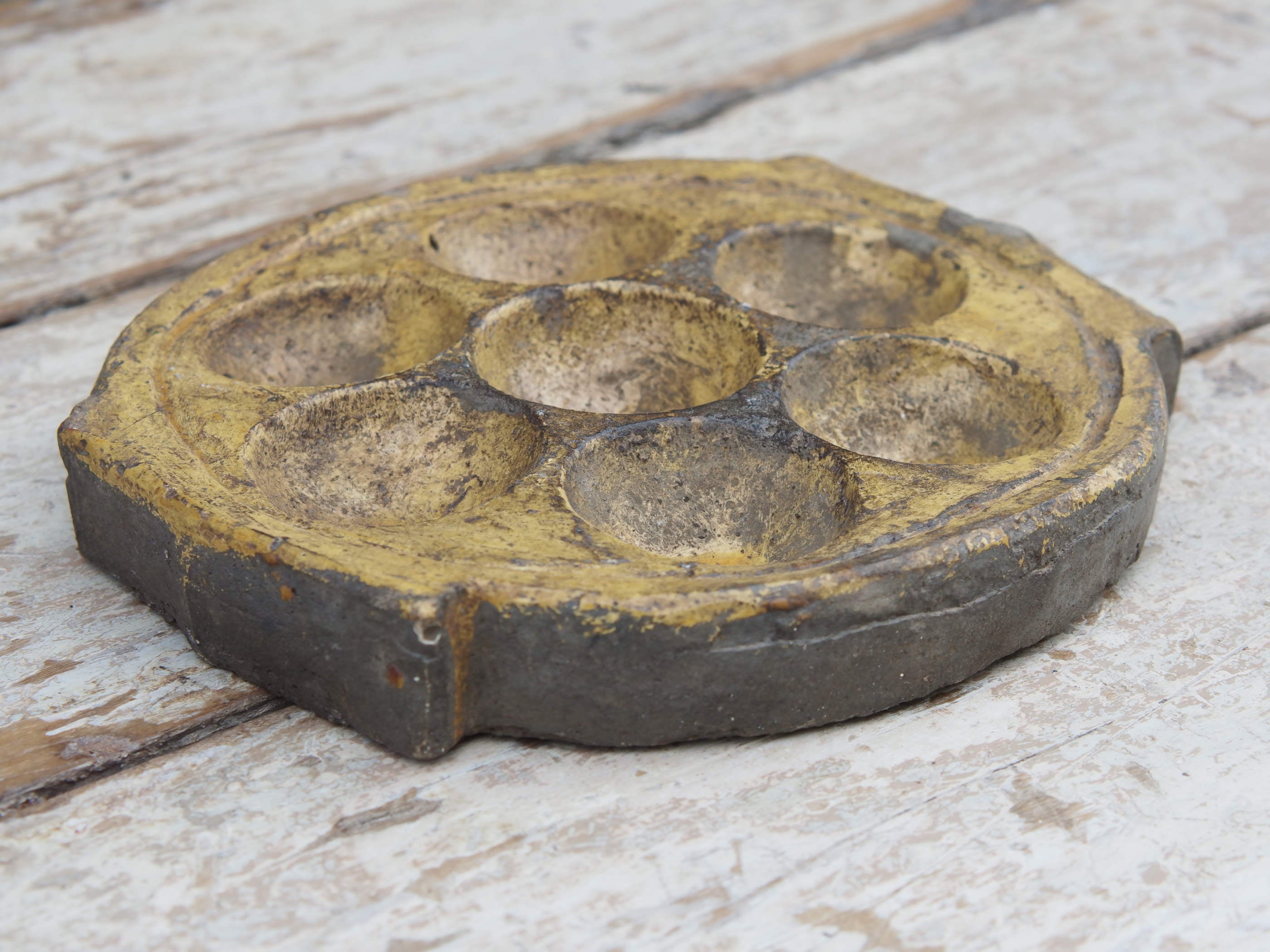 vecchio piatto, pentola indiana per cucinare dolce di riso e panificati. questo piatto (ancora utilizzabile come piatto da cottura) ora si può usare come oggetto ornamentale.dimensioni misure diametro 20 cm, altezza 3 cm, peso 1260 gr