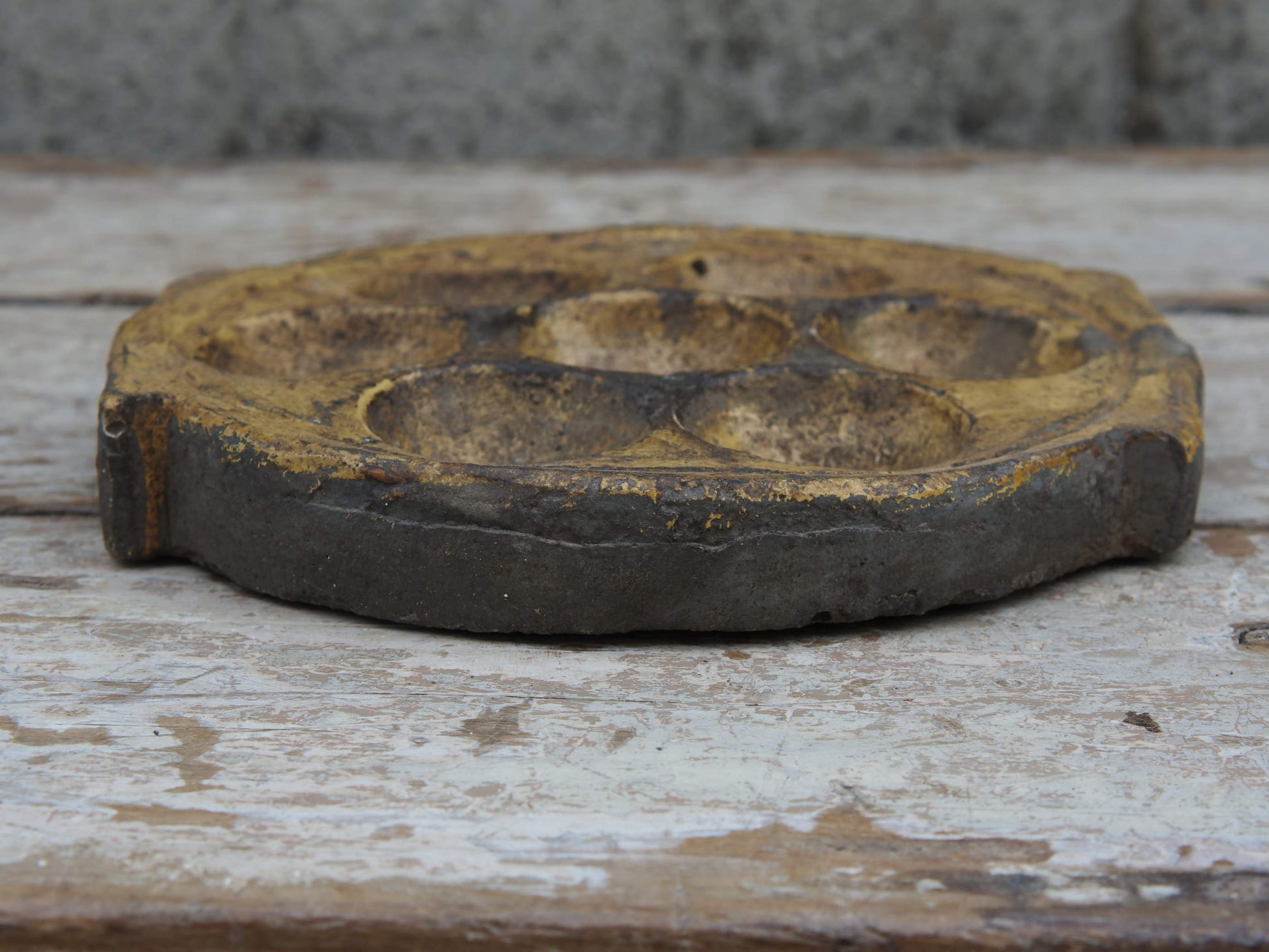 vecchio piatto, pentola indiana per cucinare dolce di riso e panificati. questo piatto (ancora utilizzabile come piatto da cottura) ora si può usare come oggetto ornamentale.dimensioni misure diametro 20 cm, altezza 3 cm, peso 1260 gr