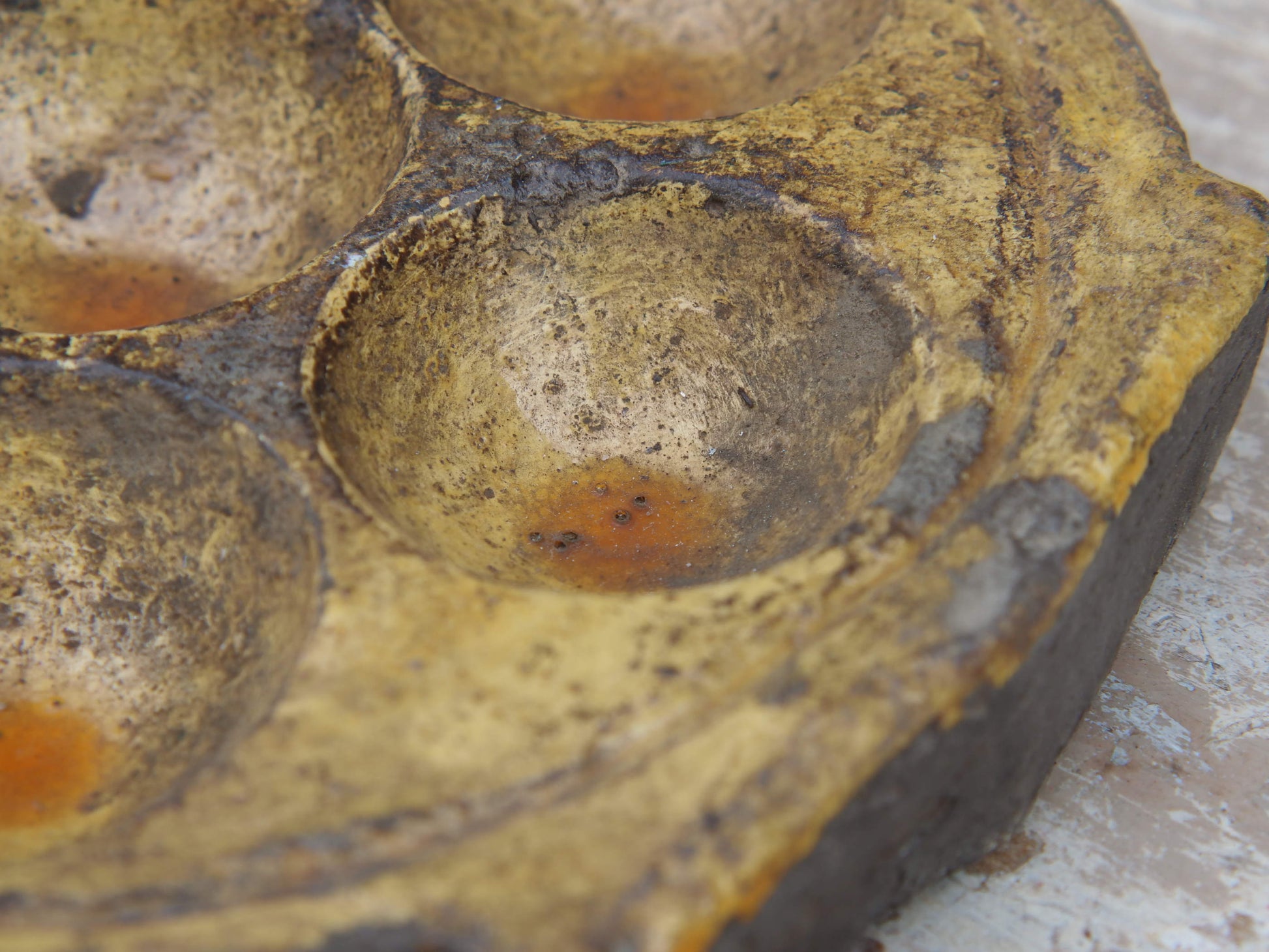 vecchio piatto, pentola indiana per cucinare dolce di riso e panificati. questo piatto (ancora utilizzabile come piatto da cottura) ora si può usare come oggetto ornamentale.dimensioni misure diametro 20 cm, altezza 3 cm, peso 1260 gr