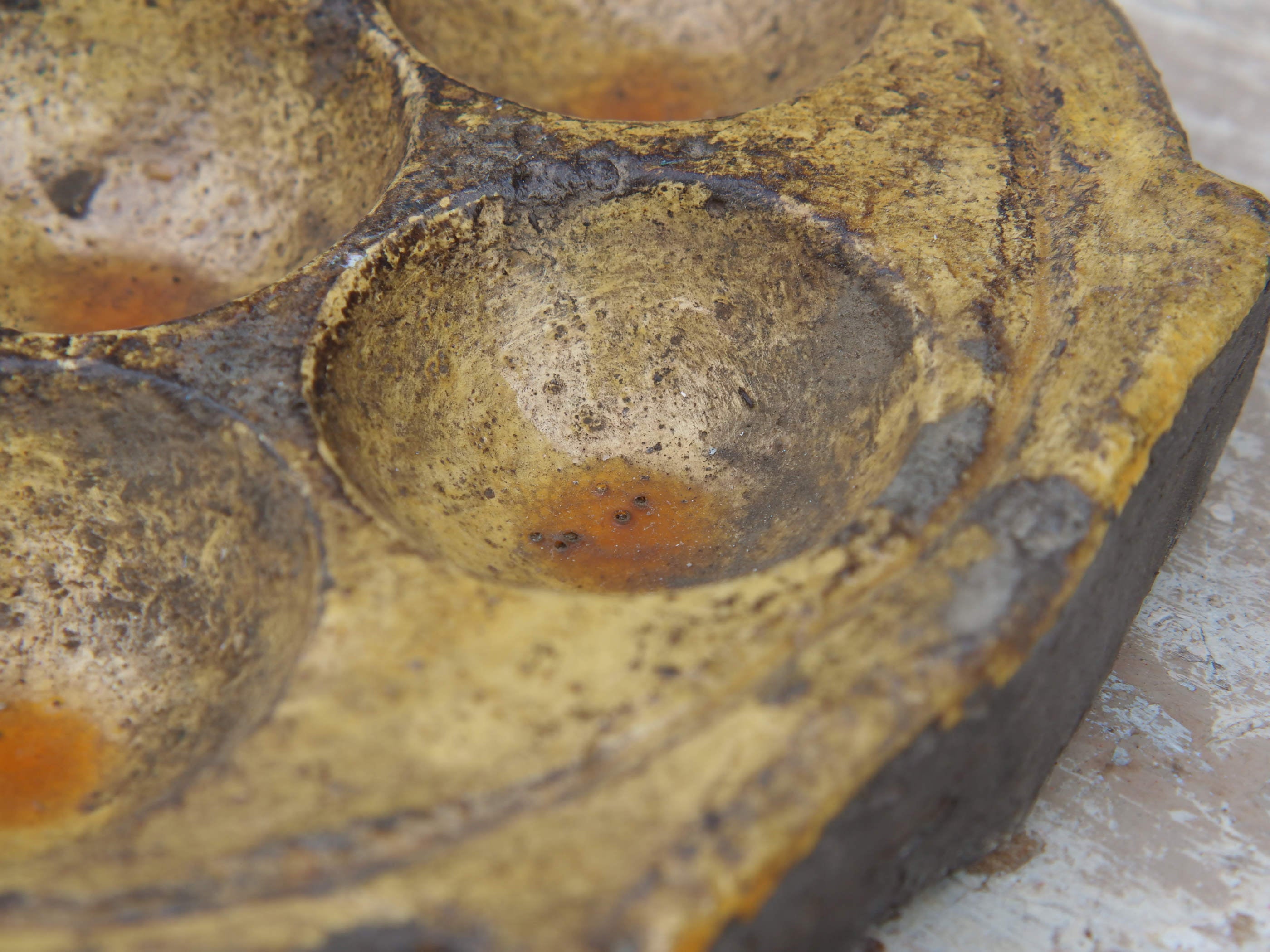 vecchio piatto, pentola indiana per cucinare dolce di riso e panificati. questo piatto (ancora utilizzabile come piatto da cottura) ora si può usare come oggetto ornamentale.dimensioni misure diametro 20 cm, altezza 3 cm, peso 1260 gr