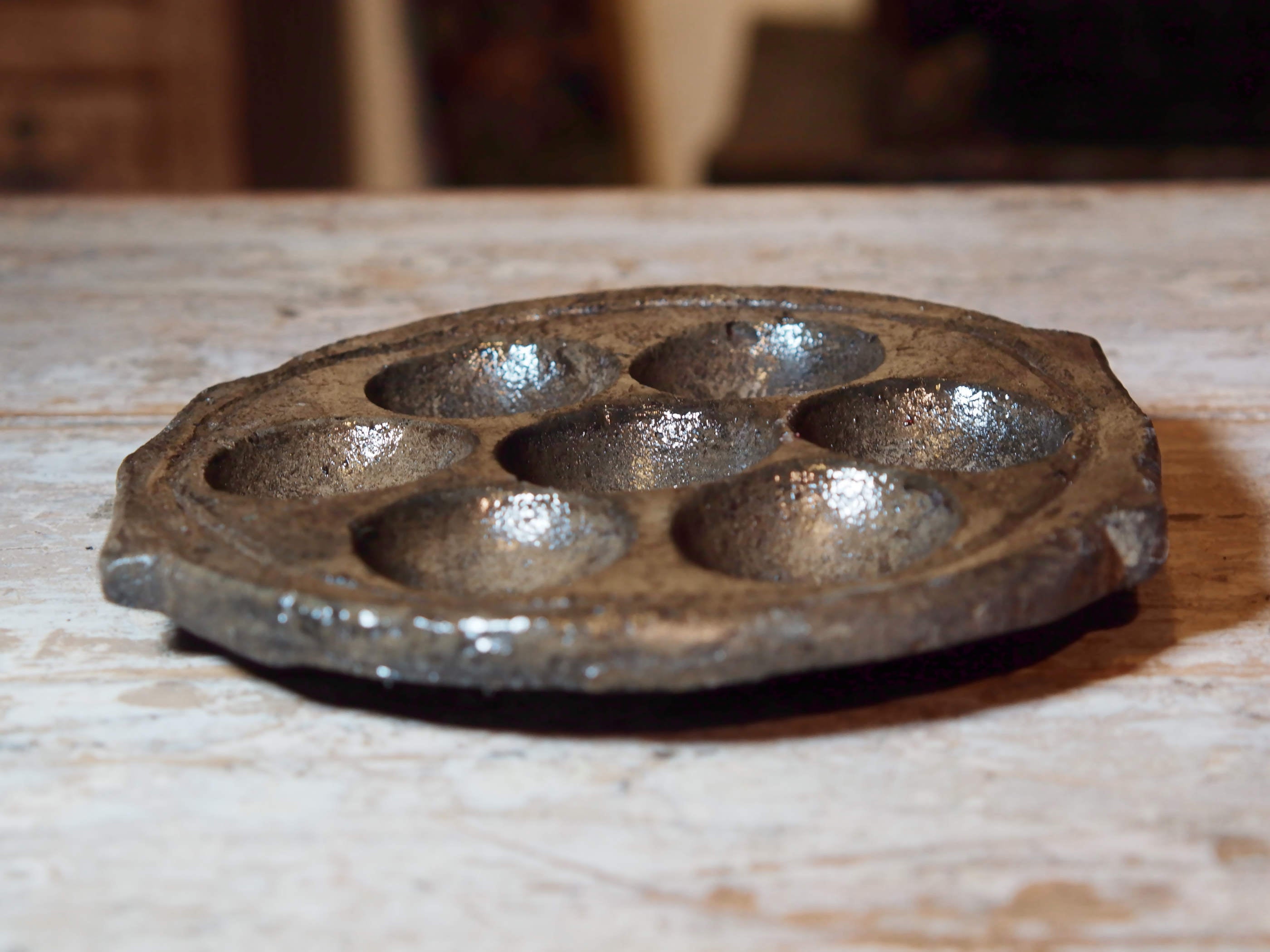 vecchio piatto, pentola indiana per cucinare dolce di riso e panificati. questo piatto (ancora utilizzabile come piatto da cottura) ora si può usare come oggetto ornamentale.dimensioni misure diametro 20 cm, altezza 2 cm, peso 656 gr 
