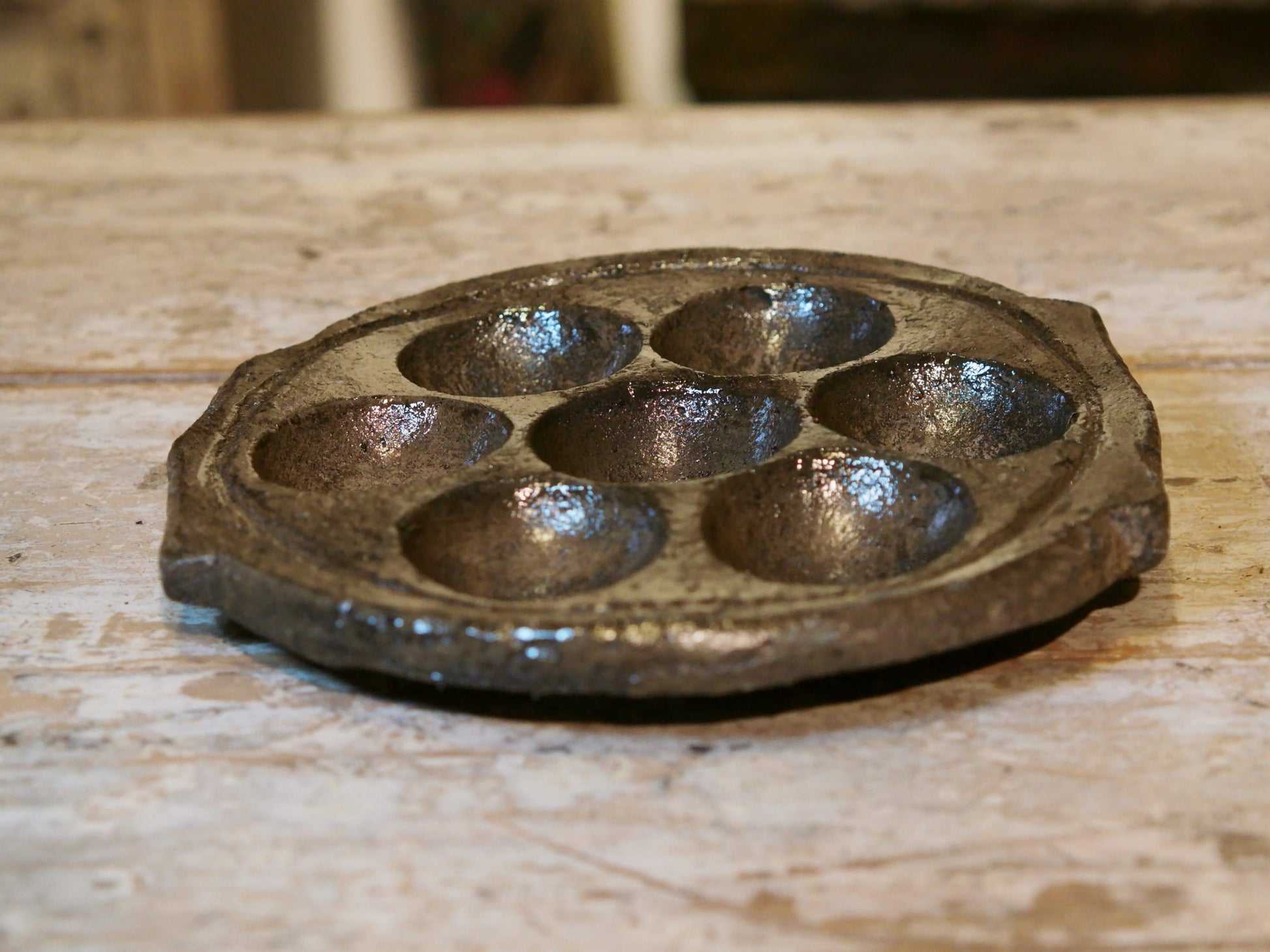 vecchio piatto, pentola indiana per cucinare dolce di riso e panificati. questo piatto (ancora utilizzabile come piatto da cottura) ora si può usare come oggetto ornamentale.dimensioni misure diametro 20 cm, altezza 2 cm, peso 656 gr 