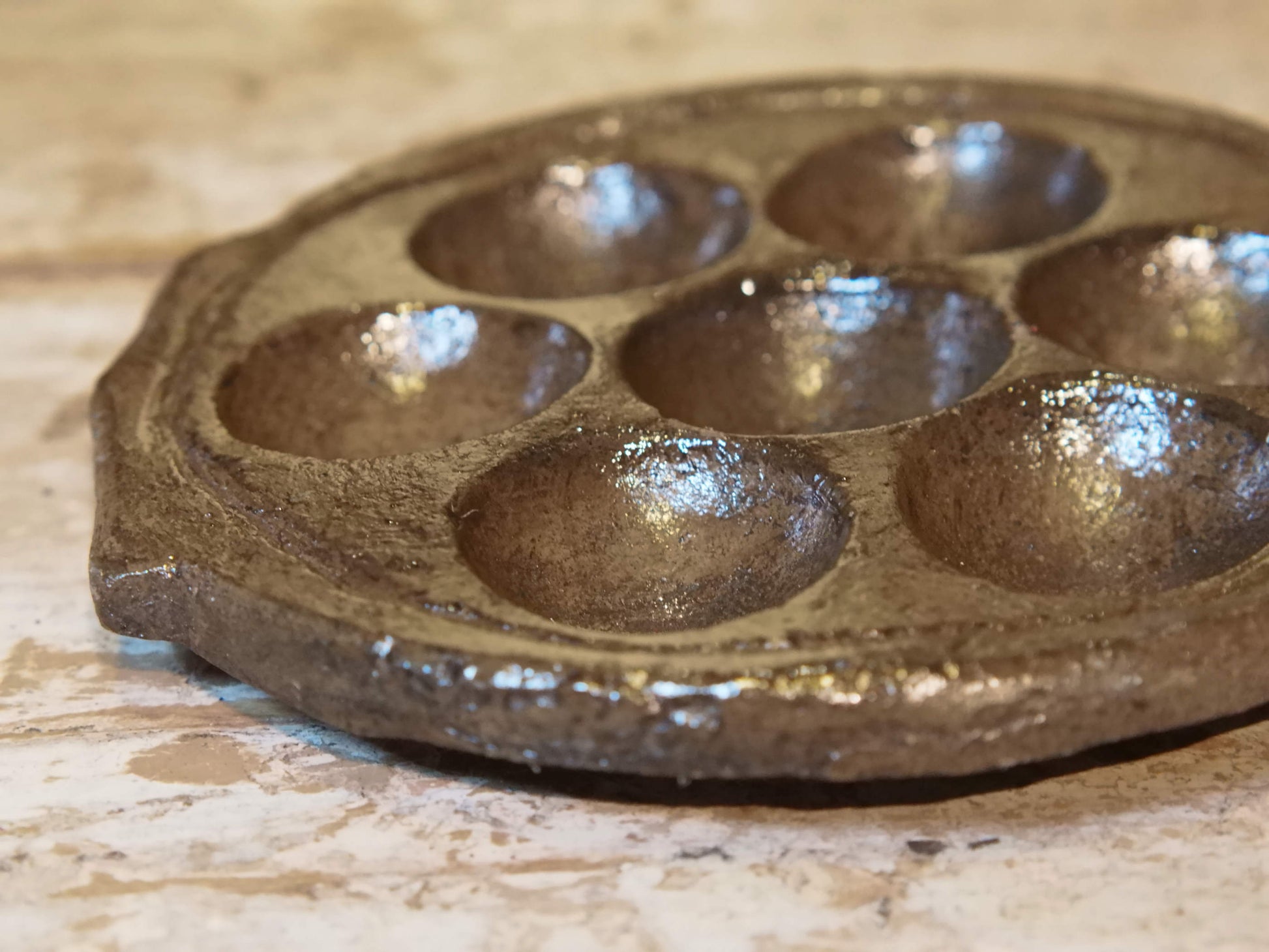 vecchio piatto, pentola indiana per cucinare dolce di riso e panificati. questo piatto (ancora utilizzabile come piatto da cottura) ora si può usare come oggetto ornamentale.dimensioni misure diametro 20 cm, altezza 2 cm, peso 656 gr 