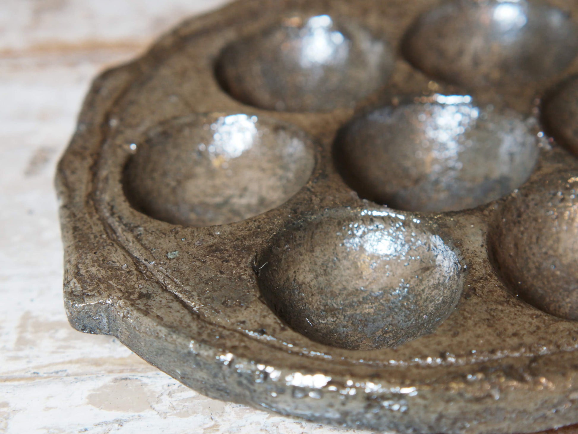vecchio piatto, pentola indiana per cucinare dolce di riso e panificati. questo piatto (ancora utilizzabile come piatto da cottura) ora si può usare come oggetto ornamentale.dimensioni misure diametro 20 cm, altezza 2 cm, peso 656 gr 