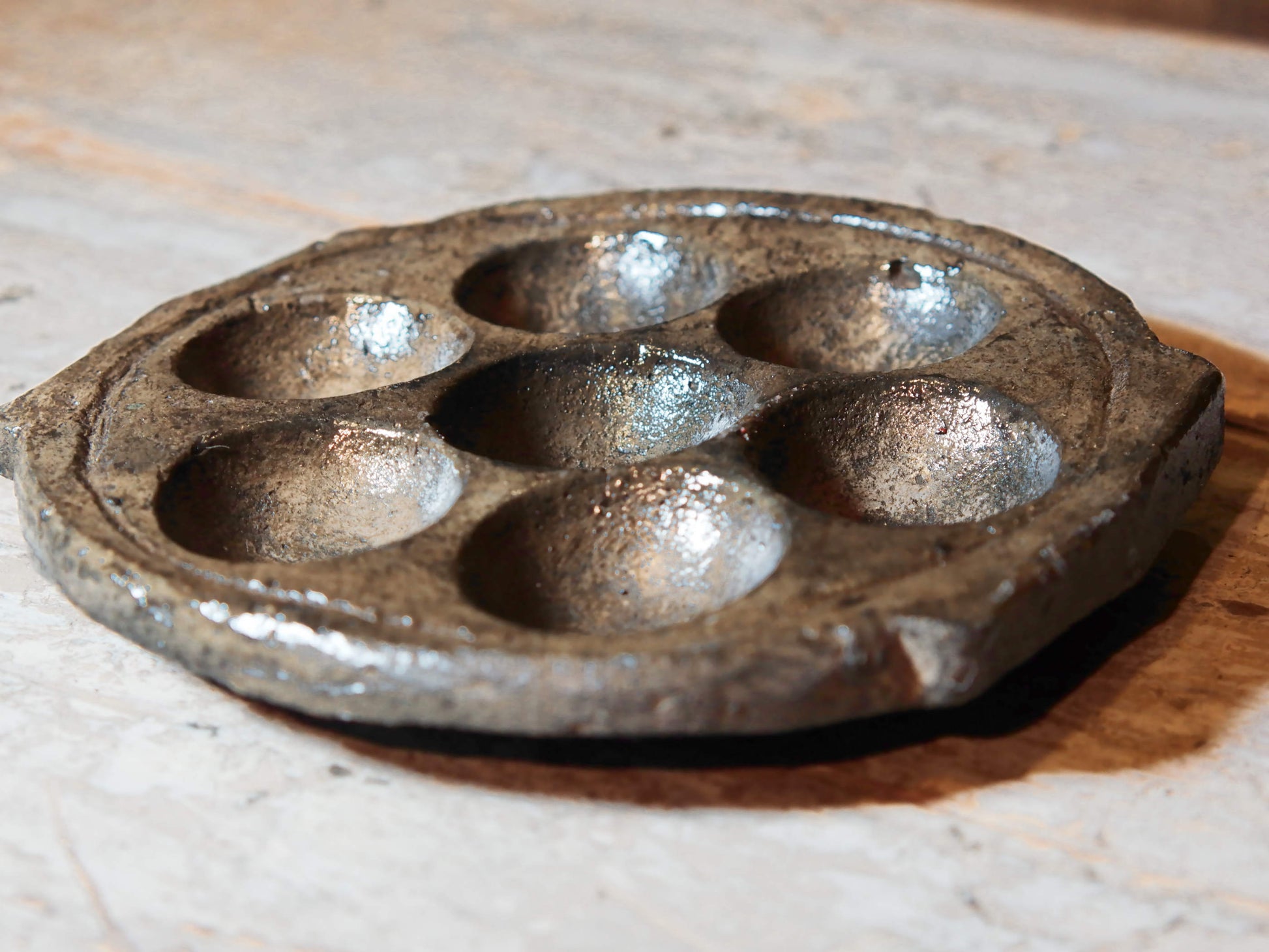 vecchio piatto, pentola indiana per cucinare dolce di riso e panificati. questo piatto (ancora utilizzabile come piatto da cottura) ora si può usare come oggetto ornamentale.dimensioni misure diametro 20 cm, altezza 2 cm, peso 656 gr 