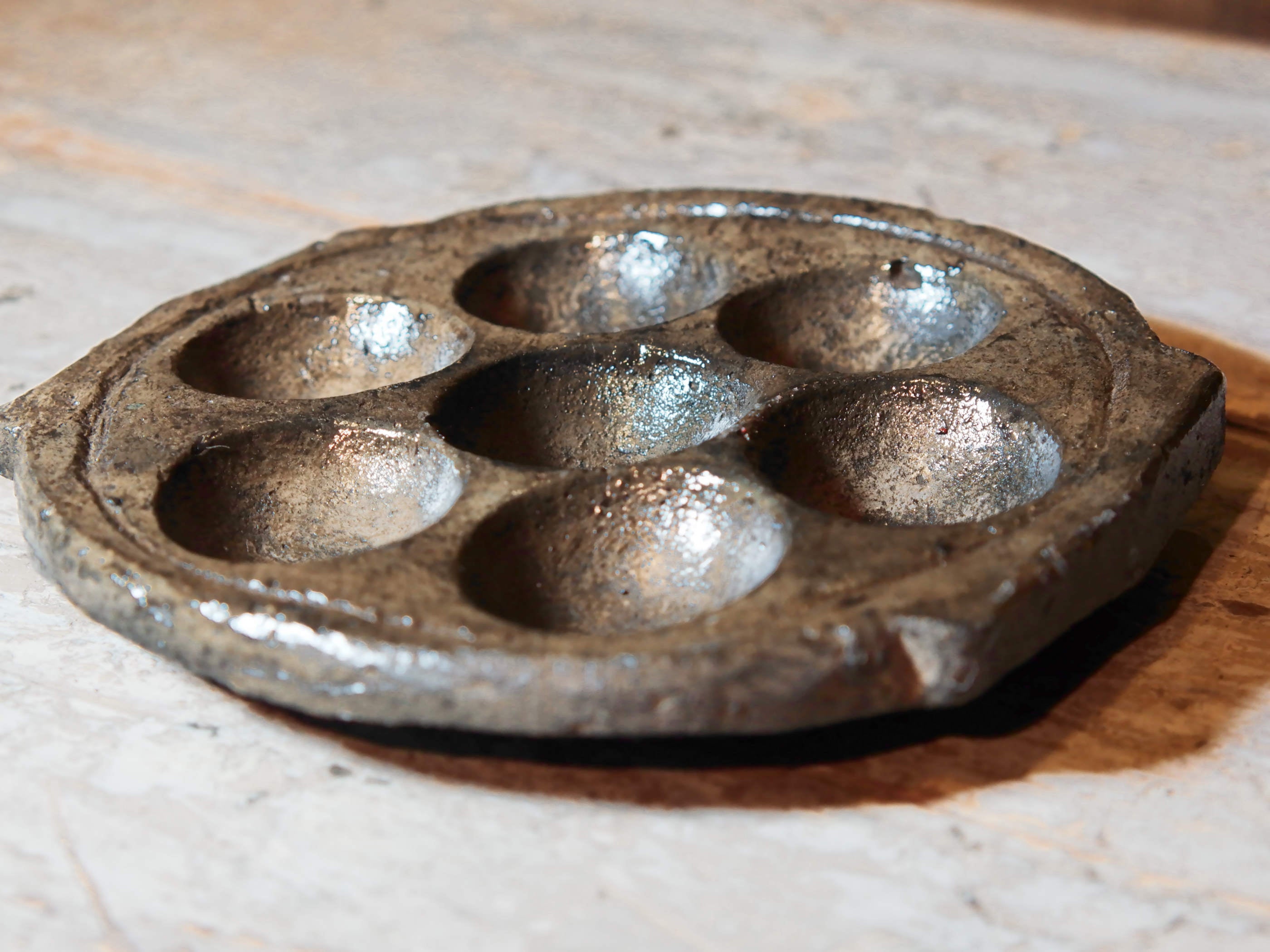 vecchio piatto, pentola indiana per cucinare dolce di riso e panificati. questo piatto (ancora utilizzabile come piatto da cottura) ora si può usare come oggetto ornamentale.dimensioni misure diametro 20 cm, altezza 2 cm, peso 656 gr 