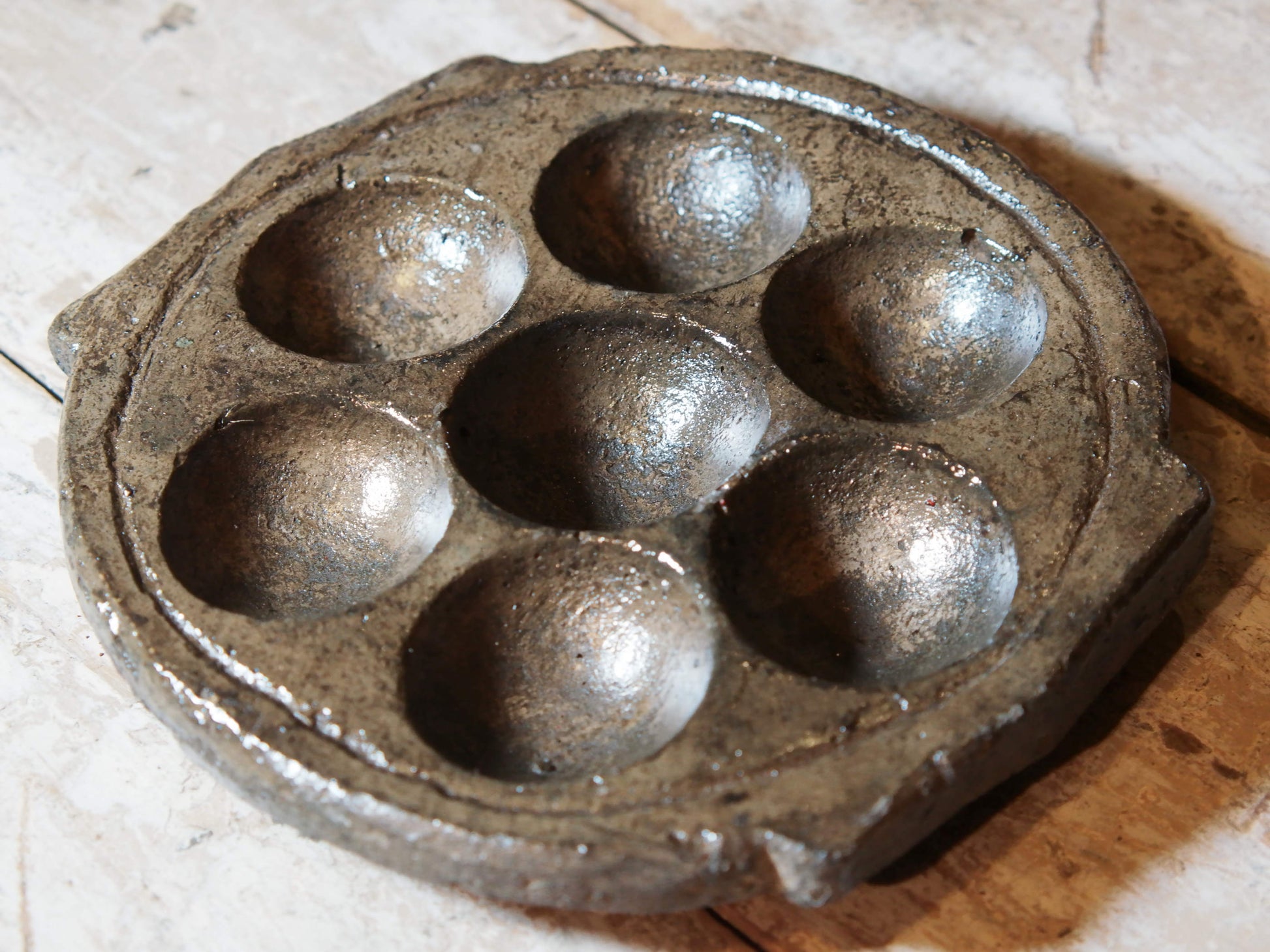 vecchio piatto, pentola indiana per cucinare dolce di riso e panificati. questo piatto (ancora utilizzabile come piatto da cottura) ora si può usare come oggetto ornamentale.dimensioni misure diametro 20 cm, altezza 2 cm, peso 656 gr 