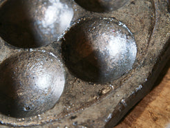vecchio piatto, pentola indiana per cucinare dolce di riso e panificati. questo piatto (ancora utilizzabile come piatto da cottura) ora si può usare come oggetto ornamentale.dimensioni misure diametro 20 cm, altezza 2 cm, peso 656 gr 