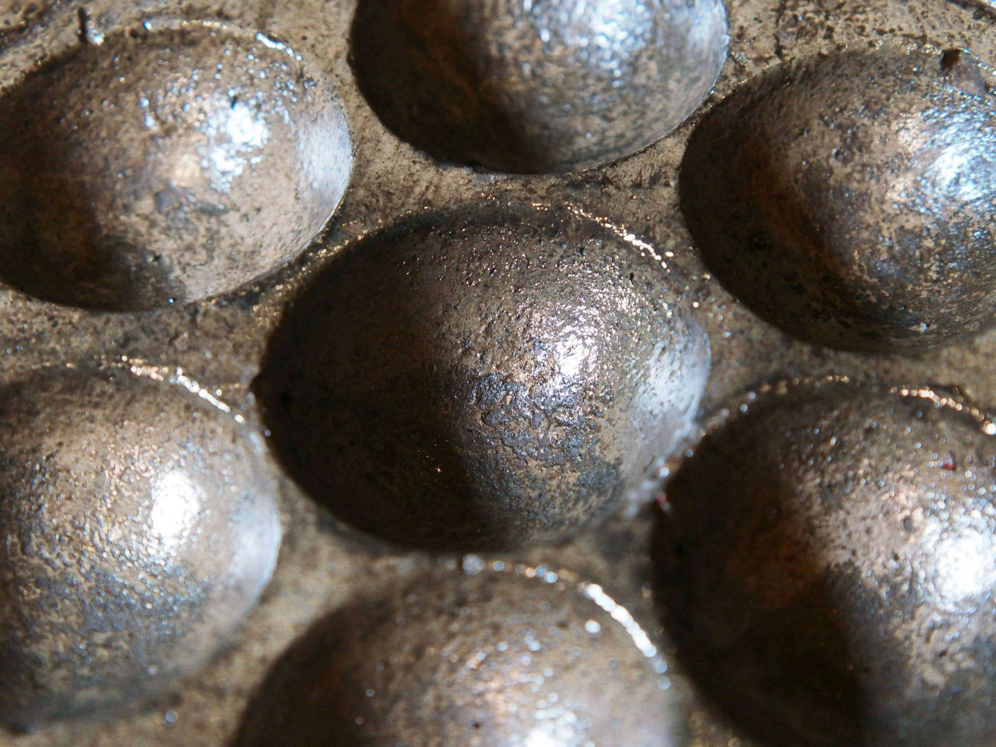 vecchio piatto, pentola indiana per cucinare dolce di riso e panificati. questo piatto (ancora utilizzabile come piatto da cottura) ora si può usare come oggetto ornamentale.dimensioni misure diametro 20 cm, altezza 2 cm, peso 656 gr 