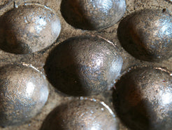 vecchio piatto, pentola indiana per cucinare dolce di riso e panificati. questo piatto (ancora utilizzabile come piatto da cottura) ora si può usare come oggetto ornamentale.dimensioni misure diametro 20 cm, altezza 2 cm, peso 656 gr 
