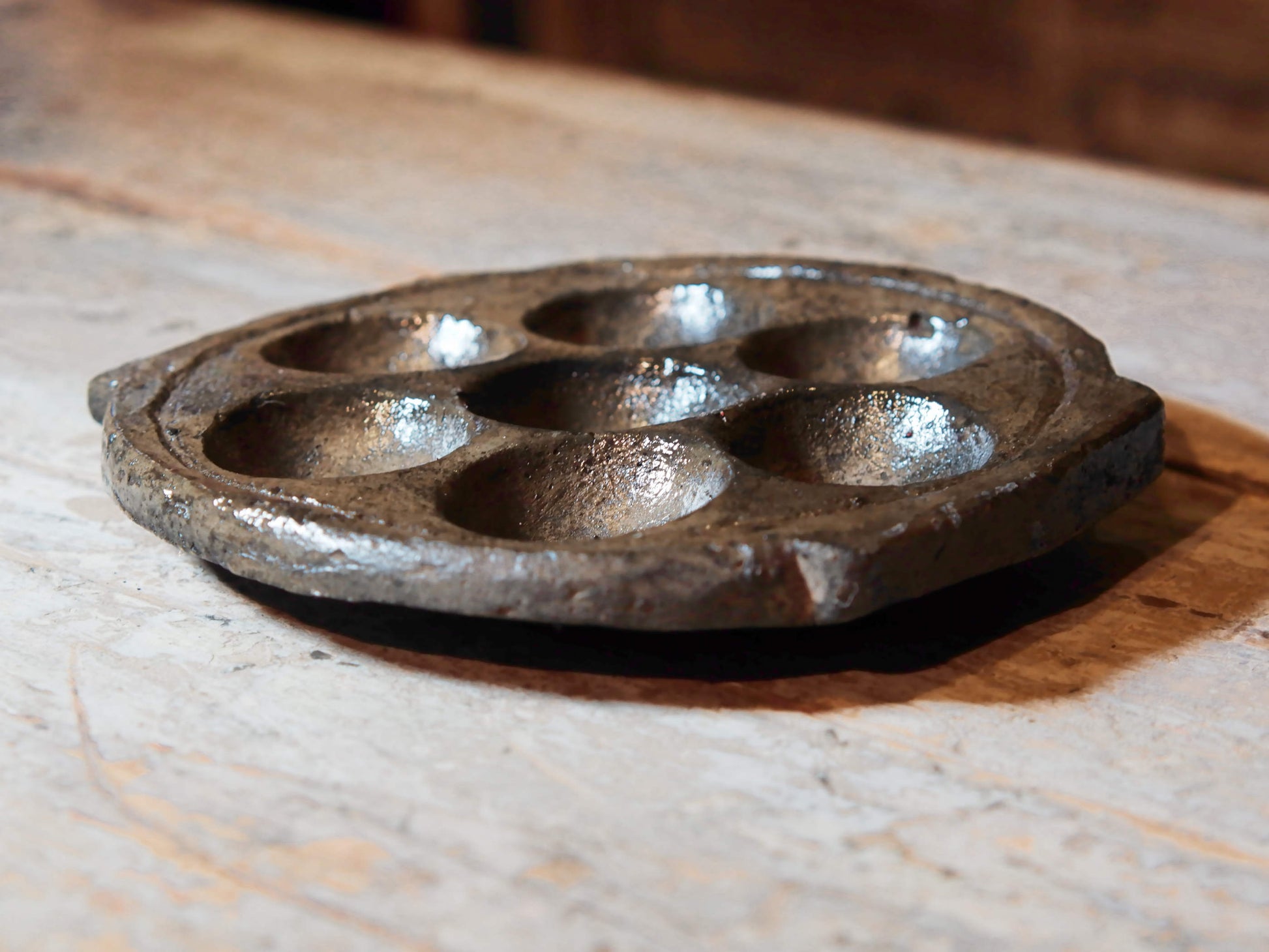 vecchio piatto, pentola indiana per cucinare dolce di riso e panificati. questo piatto (ancora utilizzabile come piatto da cottura) ora si può usare come oggetto ornamentale.dimensioni misure diametro 20 cm, altezza 2 cm, peso 656 gr 