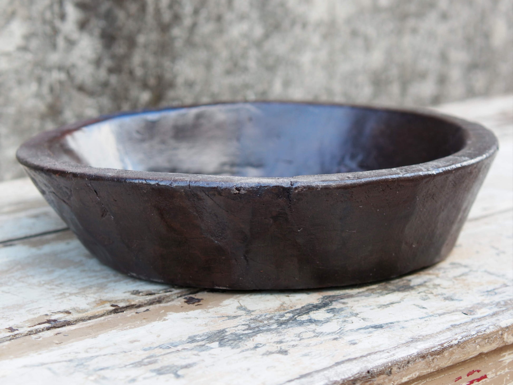 piatto in legno ricavato da un unico tronco di legno. usato in principio come piatto, setaccio per esiccare i cereali. tronco unico di teak massello databile inizio / metà 900.  dimensioni diametro 35 h8cm.