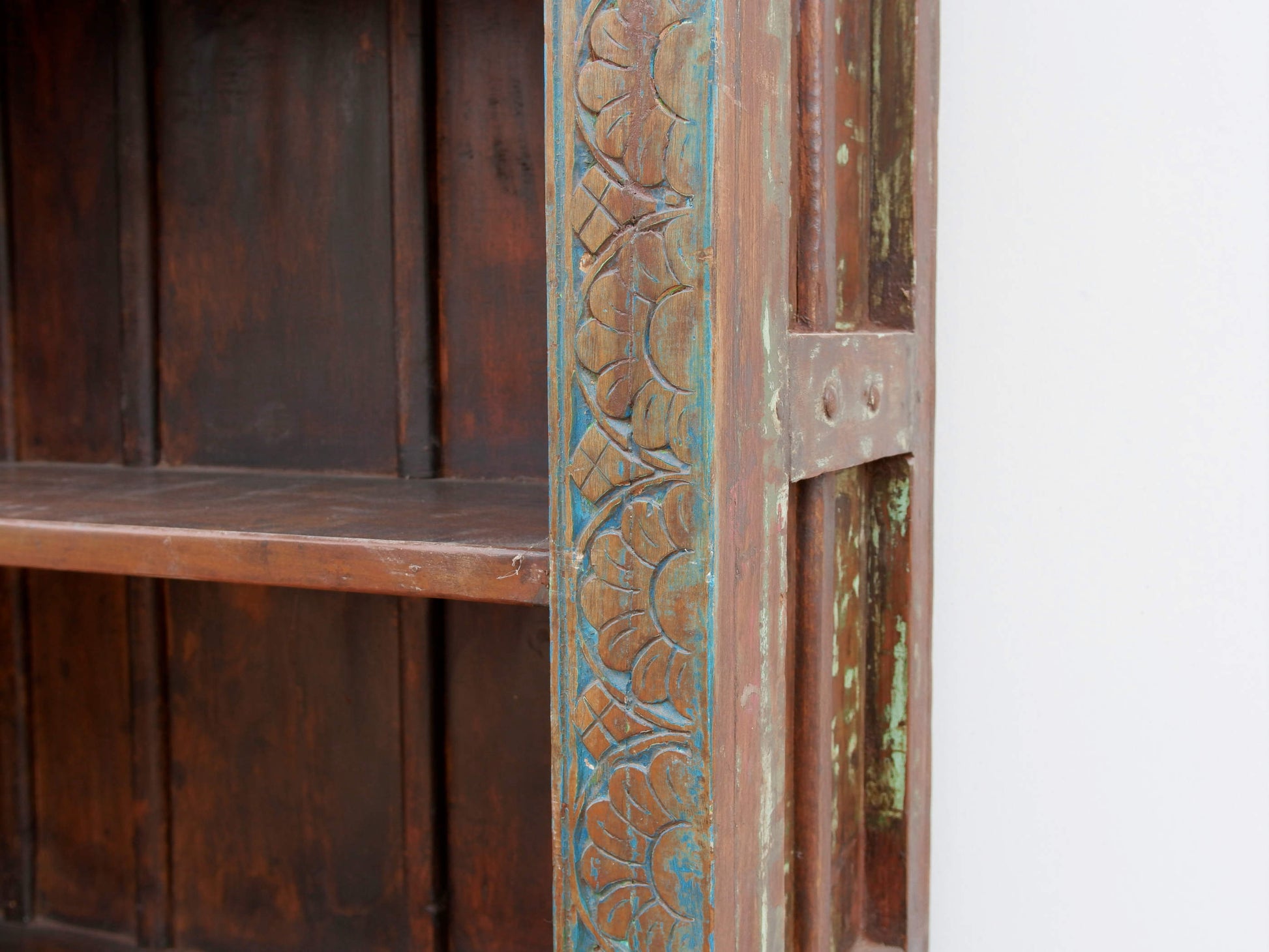 libreria indiana in legno di teak massello .  composta da elementi di recupero di antichi portali indiani databili metà / fine 800 .
