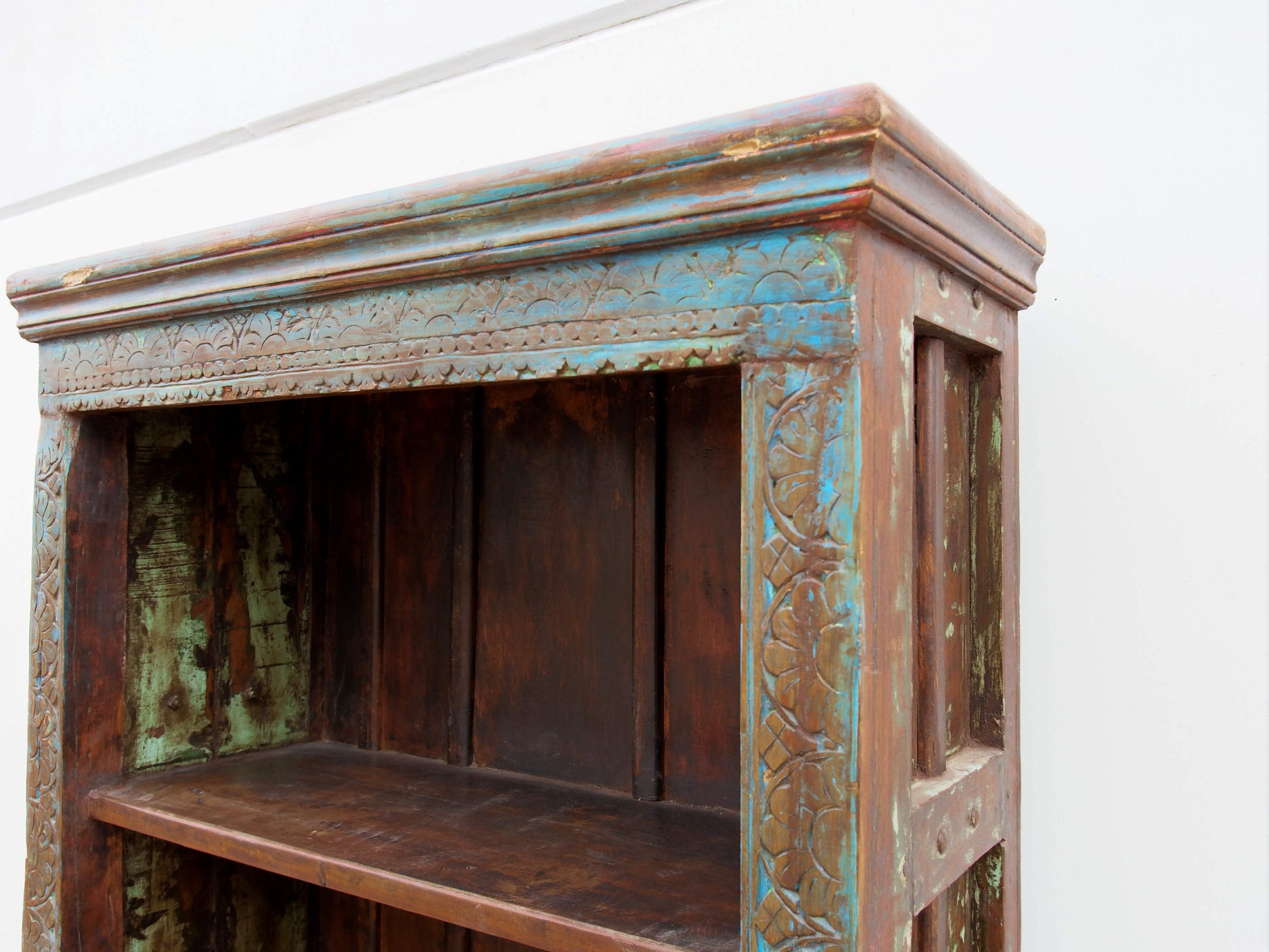libreria indiana in legno di teak massello .  composta da elementi di recupero di antichi portali indiani databili metà / fine 800 .