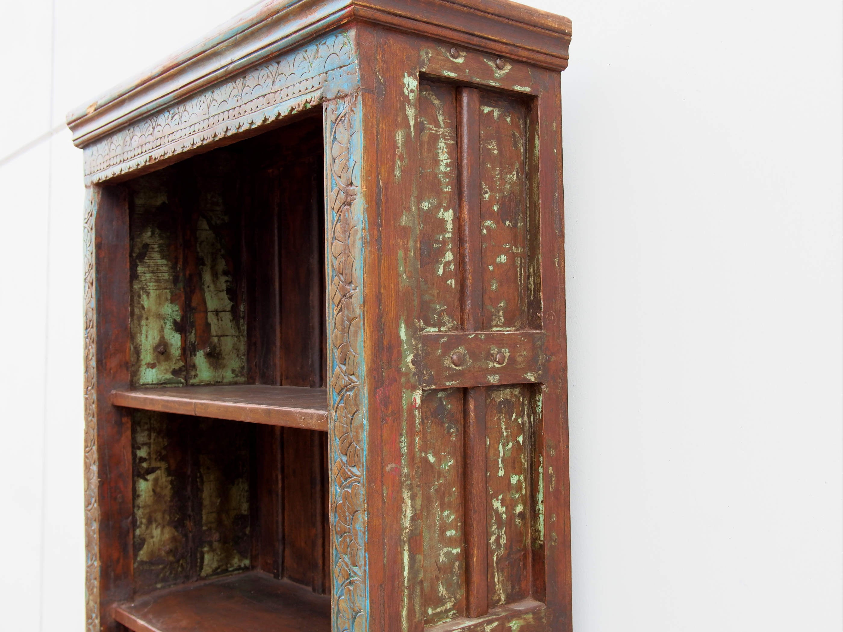 libreria indiana in legno di teak massello .  composta da elementi di recupero di antichi portali indiani databili metà / fine 800 .