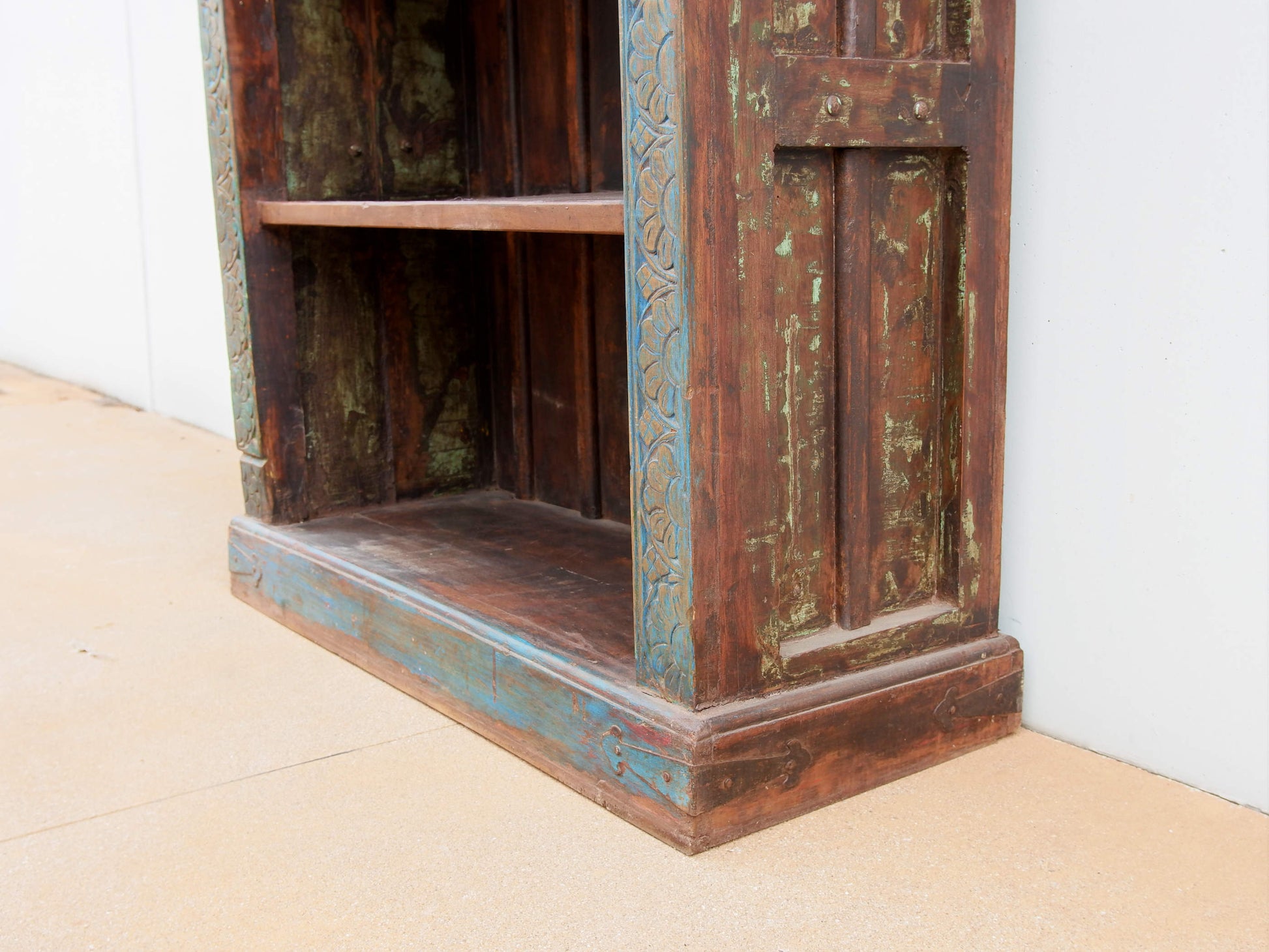 libreria indiana in legno di teak massello .  composta da elementi di recupero di antichi portali indiani databili metà / fine 800 .