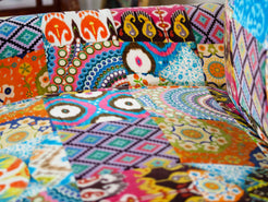 Divano Indiano imbottito su struttura in legno massello. Prodotto unico ed artigianale al 100%..  Dimensioni 183x65 h 91, seduta 50cm.