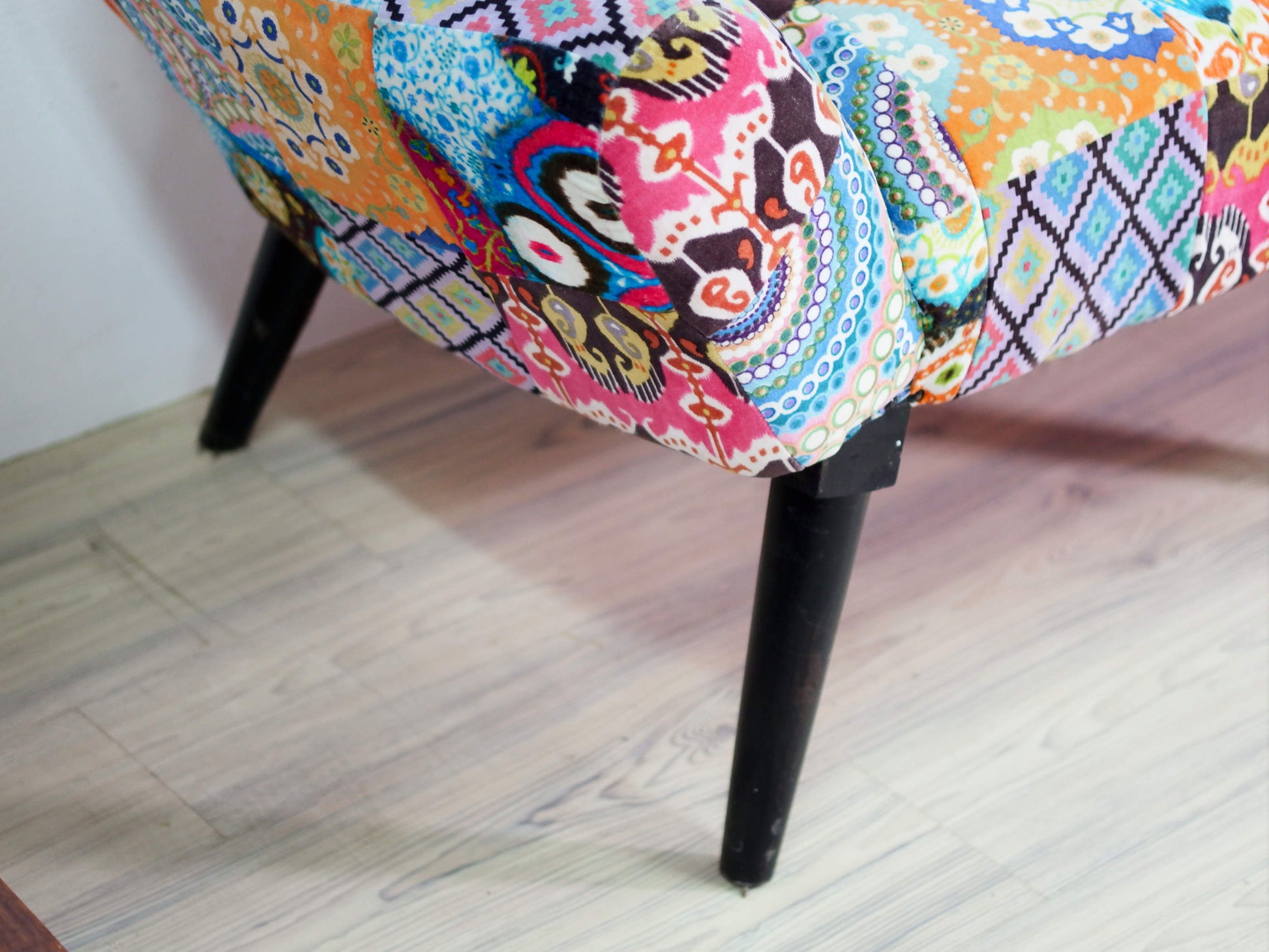 Divano Indiano imbottito su struttura in legno massello. Prodotto unico ed artigianale al 100%..  Dimensioni 183x65 h 91, seduta 50cm.