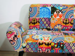 Divano Indiano imbottito su struttura in legno massello. Prodotto unico ed artigianale al 100%..  Dimensioni 183x65 h 91, seduta 50cm.