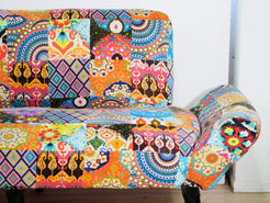 Divano Indiano imbottito su struttura in legno massello. Prodotto unico ed artigianale al 100%..  Dimensioni 183x65 h 91, seduta 50cm.