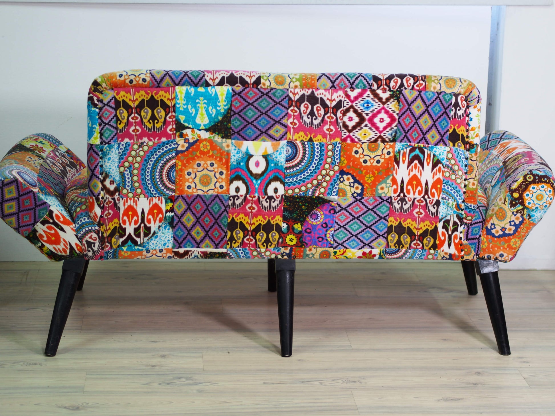 Divano Indiano imbottito su struttura in legno massello. Prodotto unico ed artigianale al 100%..  Dimensioni 183x65 h 91, seduta 50cm.