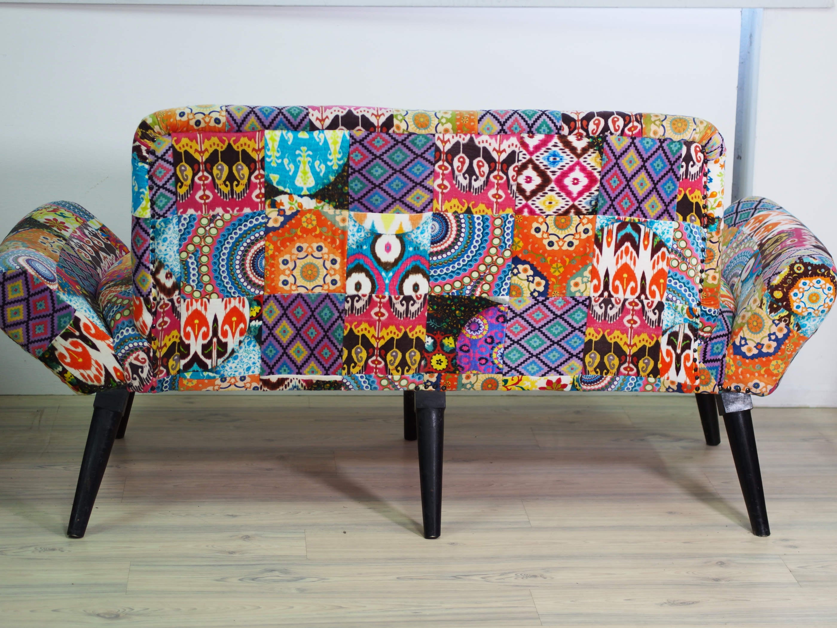 Divano Indiano imbottito su struttura in legno massello. Prodotto unico ed artigianale al 100%..  Dimensioni 183x65 h 91, seduta 50cm.