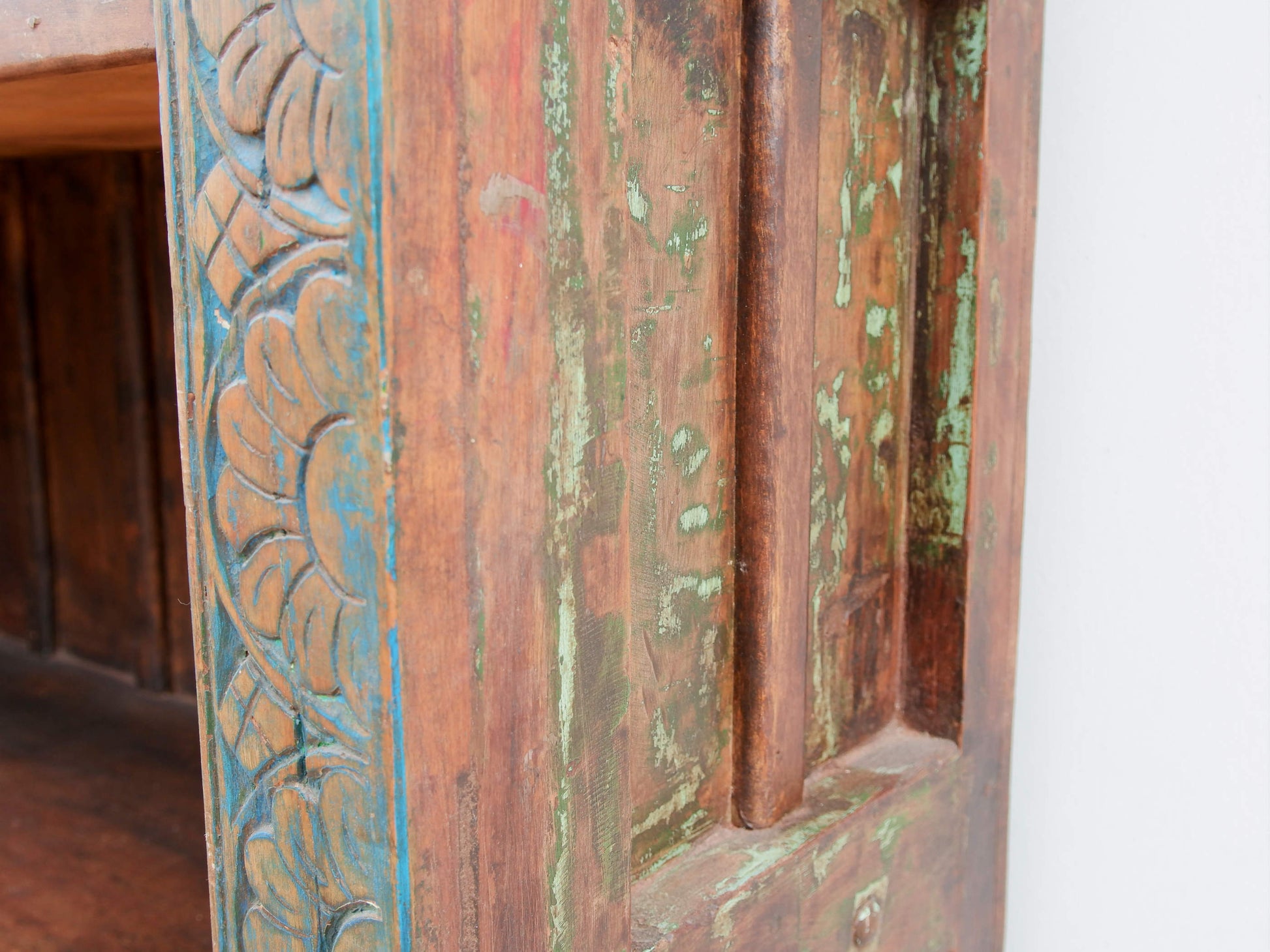libreria indiana in legno di teak massello .  composta da elementi di recupero di antichi portali indiani databili metà / fine 800 .