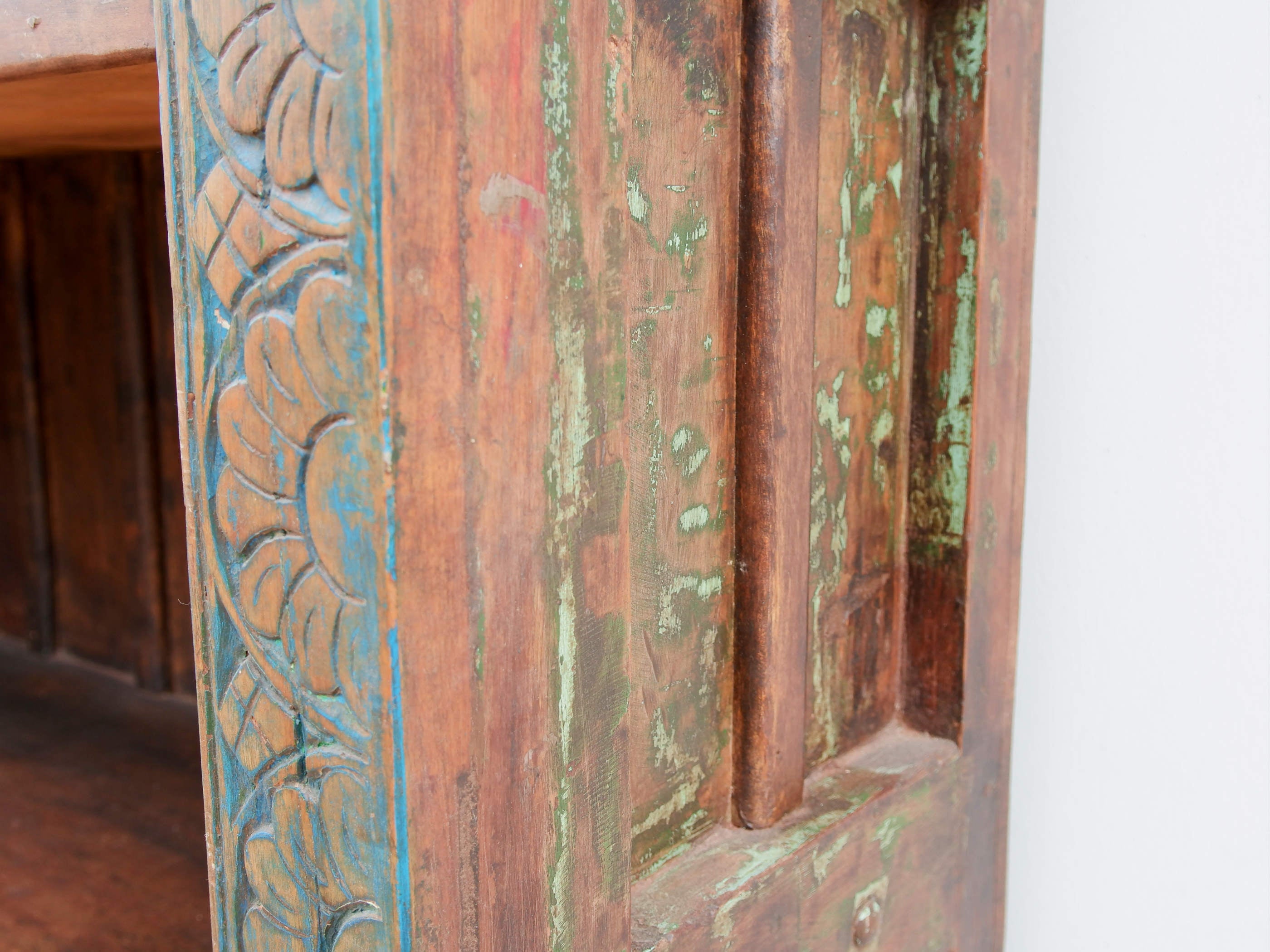 libreria indiana in legno di teak massello .  composta da elementi di recupero di antichi portali indiani databili metà / fine 800 .