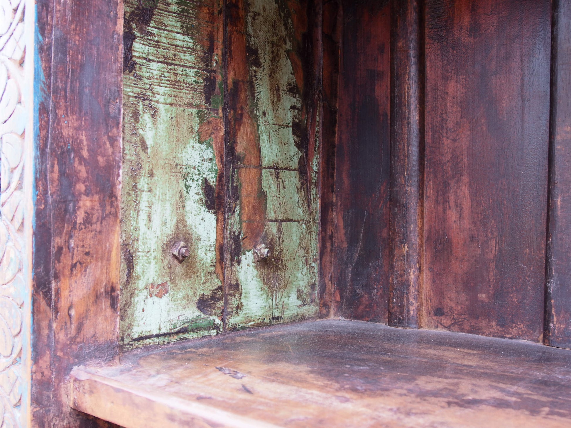 libreria indiana in legno di teak massello .  composta da elementi di recupero di antichi portali indiani databili metà / fine 800 .