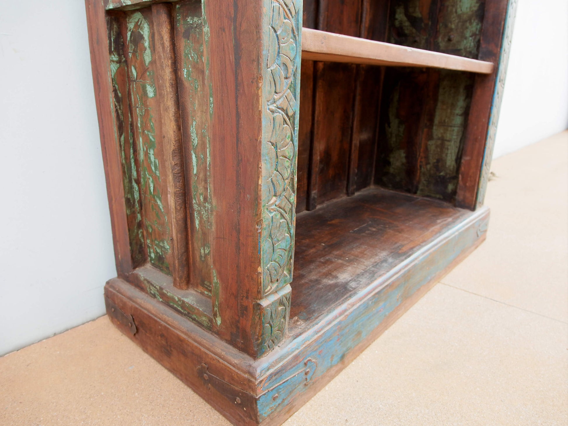 libreria indiana in legno di teak massello .  composta da elementi di recupero di antichi portali indiani databili metà / fine 800 .