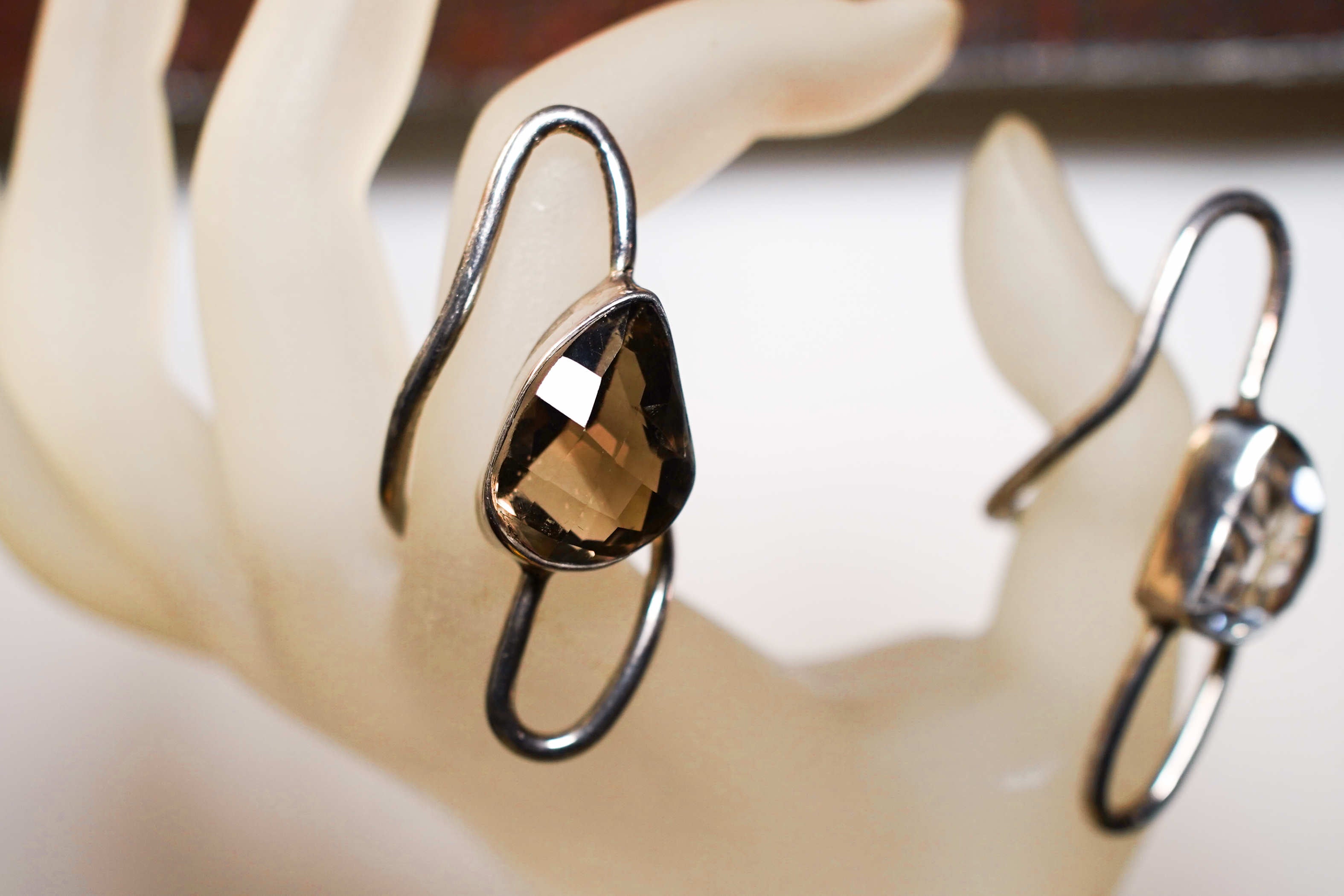 anello in argento e pietre semipreziose