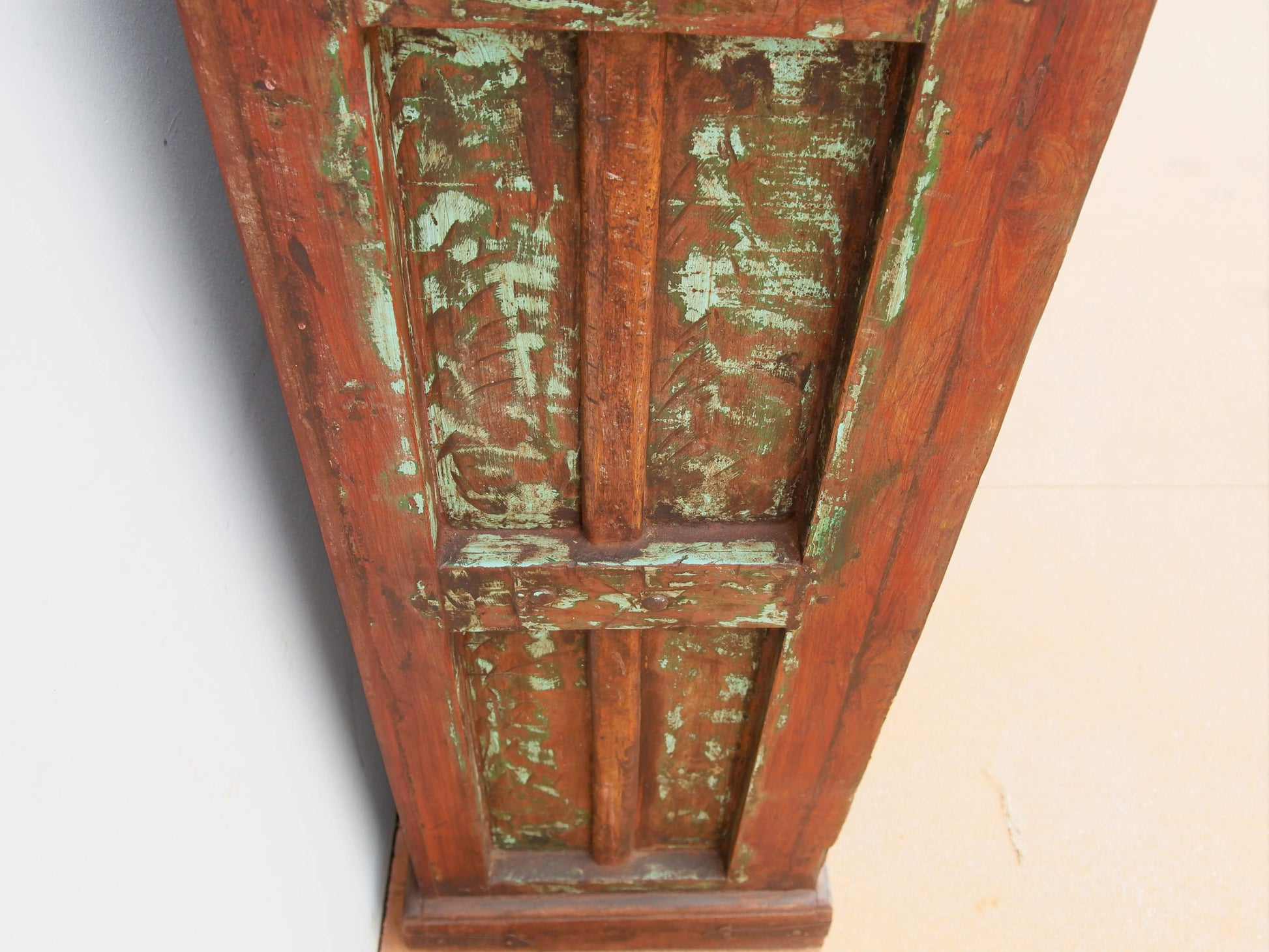 libreria indiana in legno di teak massello .  composta da elementi di recupero di antichi portali indiani databili metà / fine 800 .