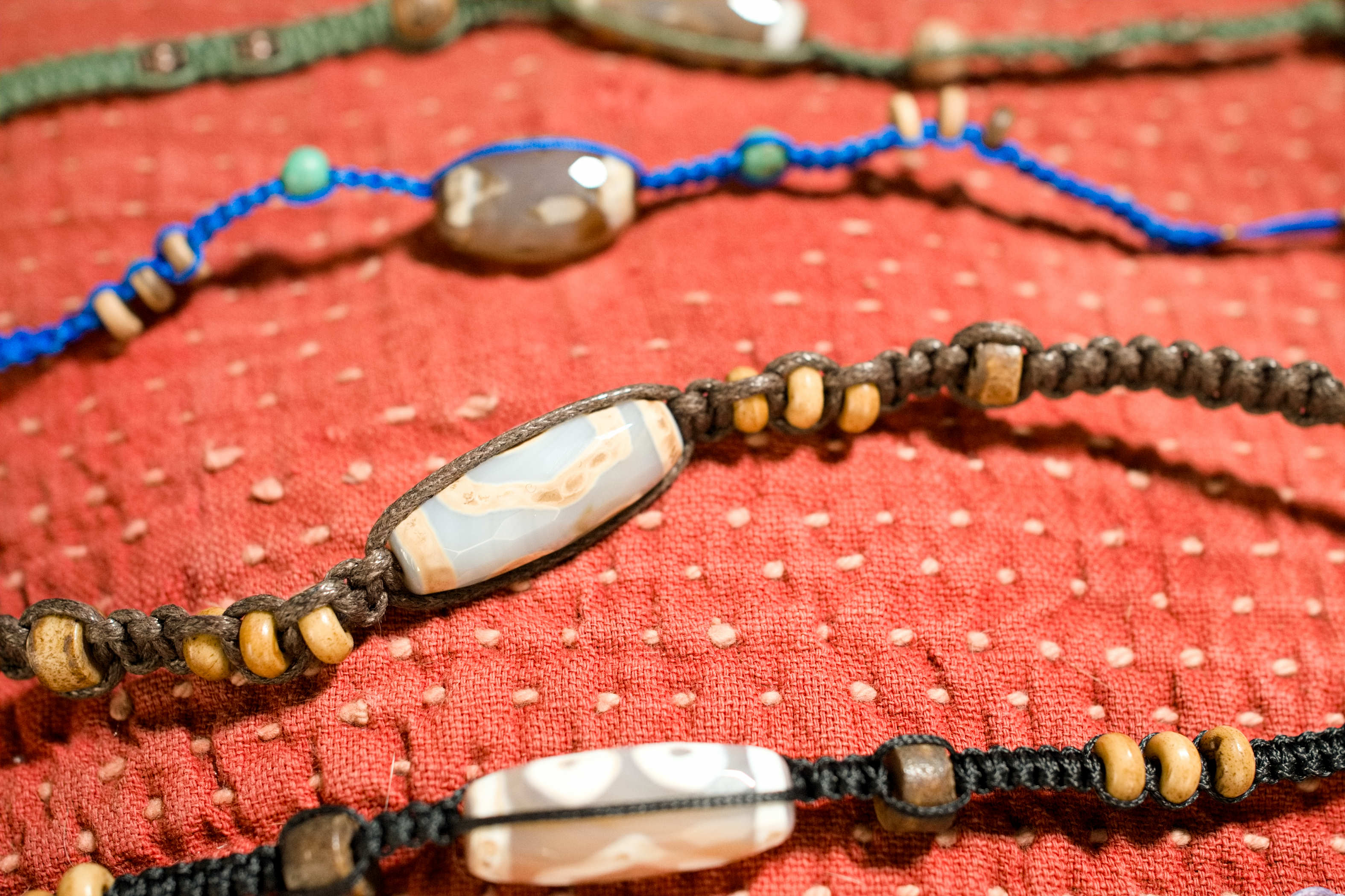 bracciale  intreccio con dzi tibetano