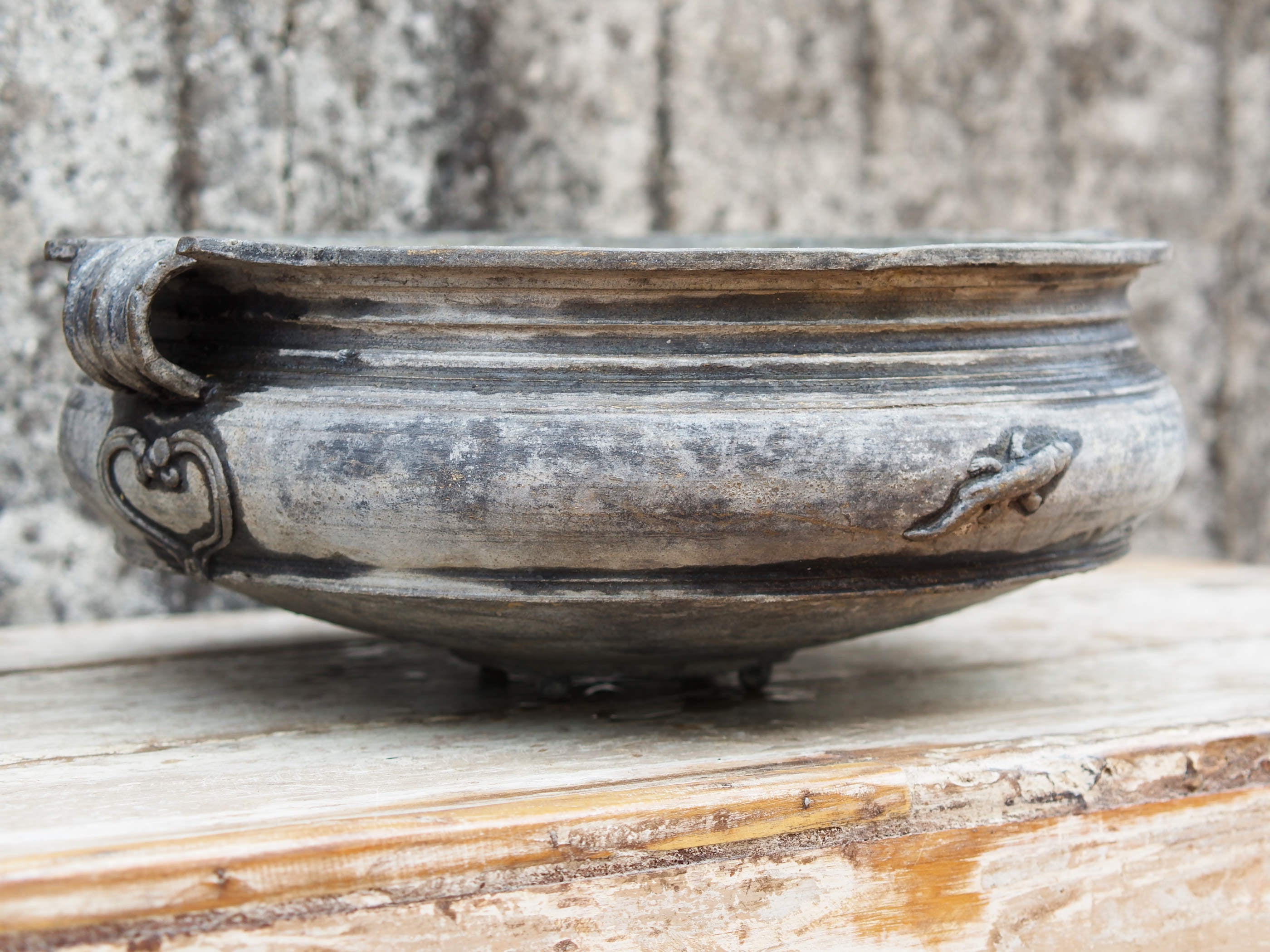 Piatto, vaso, ciotola in bronzo lavorata con manici. Ideale come porta frutta, centrotavola, vaso per piante o fiori. Provenienza India. Lavorato artigianalmente. Pezzo unico. Peso 5.8kg