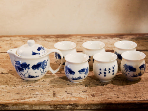 Set da the cinese in ceramica, smaltata e finemente decorata, da un lato con pesci e da un lato con ideogrammi. set per 6 persone. Il set è venduto con la scatola originale.  dimensioni scatola 36x26xh11cm