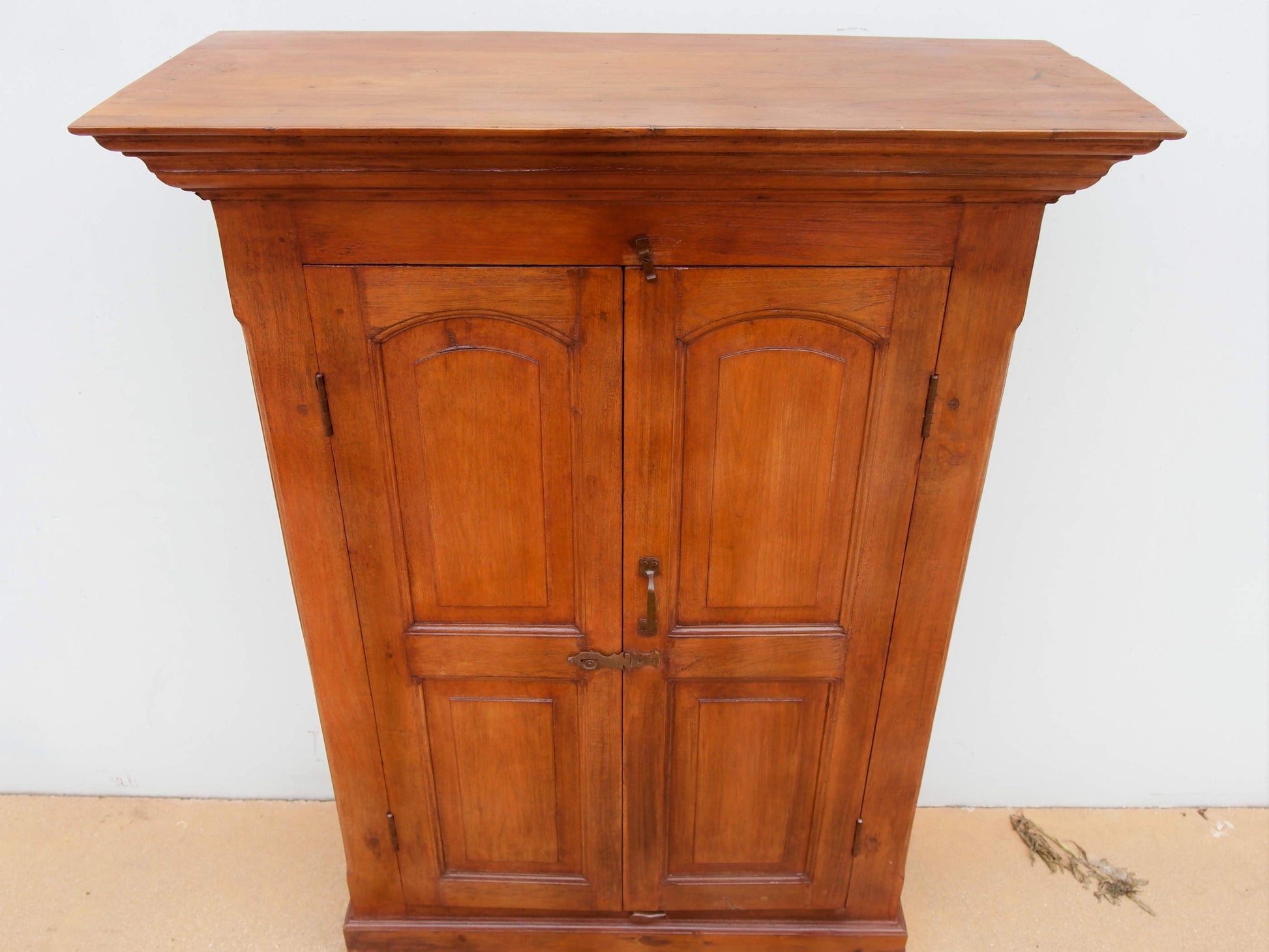mobile coloniale indiano autentico costruito artigianalmente in legno di teak massello .  pezzo unico databile primi 900 , conservato perfettamente , non necessita di restauro .  misure 100 x 41 h137 cm  2 mensole all'interno ( si possono , su richiesta , togliere o aggiungerne altre )  fianchi lavorati stondati , idem per cornice ed ante .