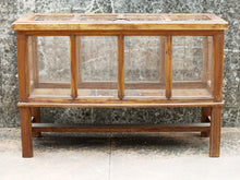 Carica l&#39;immagine nel visualizzatore di Gallery, Credenza, vetrina coloniale con apertura dall&#39;alto in legno di teak.  Pezzo unico.  Dimensioni 120x47 h80cm.