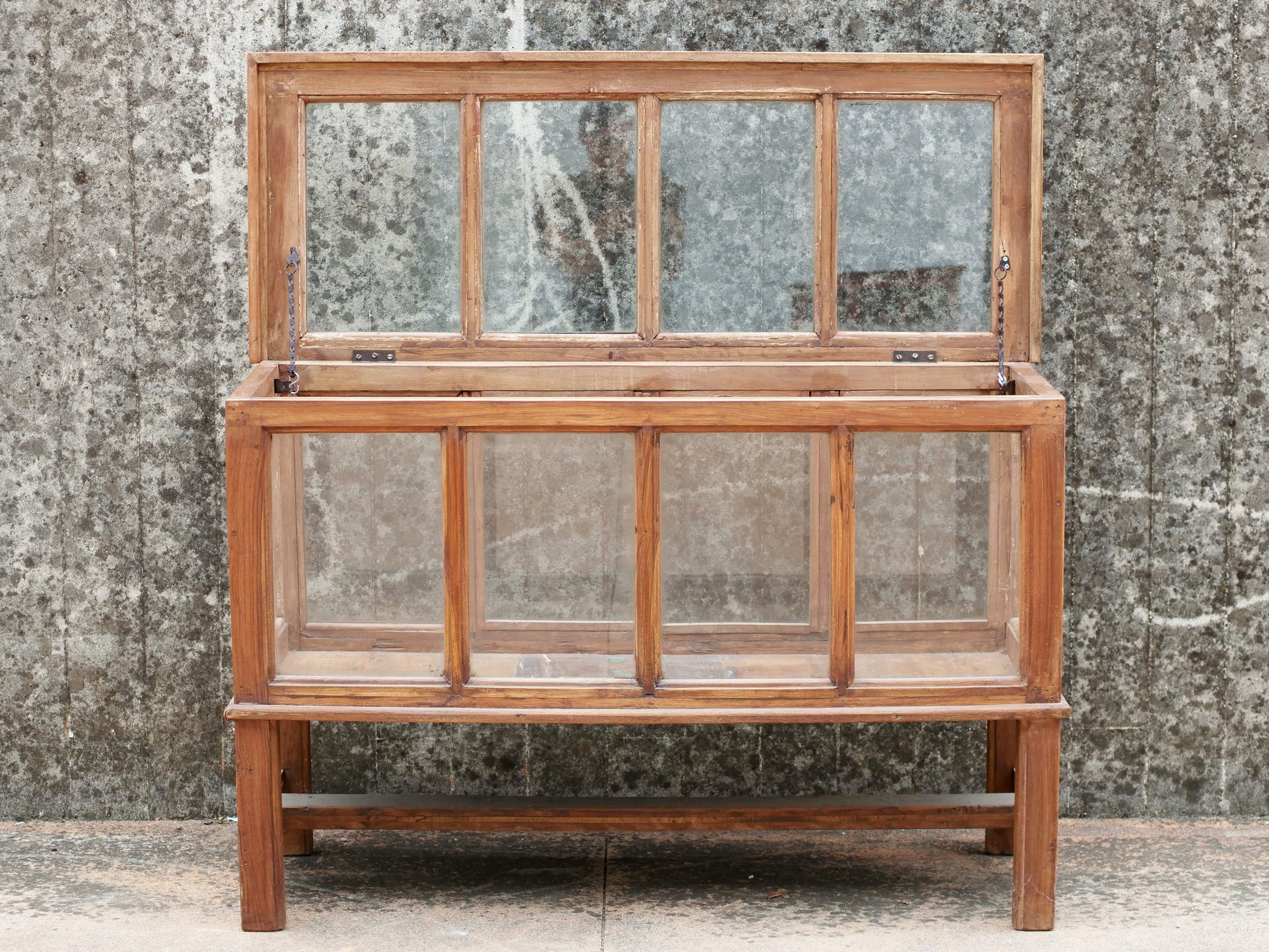 Credenza, vetrina coloniale con apertura dall'alto in legno di teak.  Pezzo unico.  Dimensioni 120x47 h80cm.