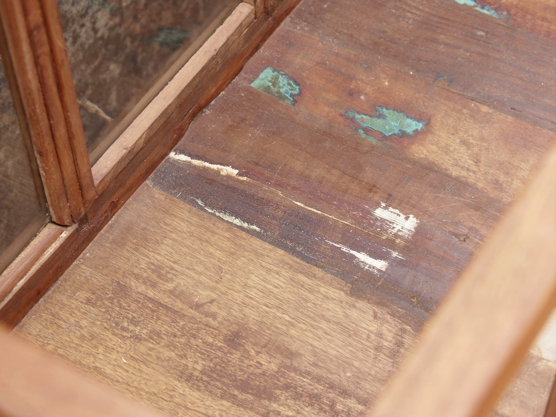 Credenza, vetrina coloniale con apertura dall'alto in legno di teak.  Pezzo unico.  Dimensioni 120x47 h80cm.