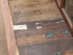 Credenza, vetrina coloniale con apertura dall'alto in legno di teak.  Pezzo unico.  Dimensioni 120x47 h80cm.