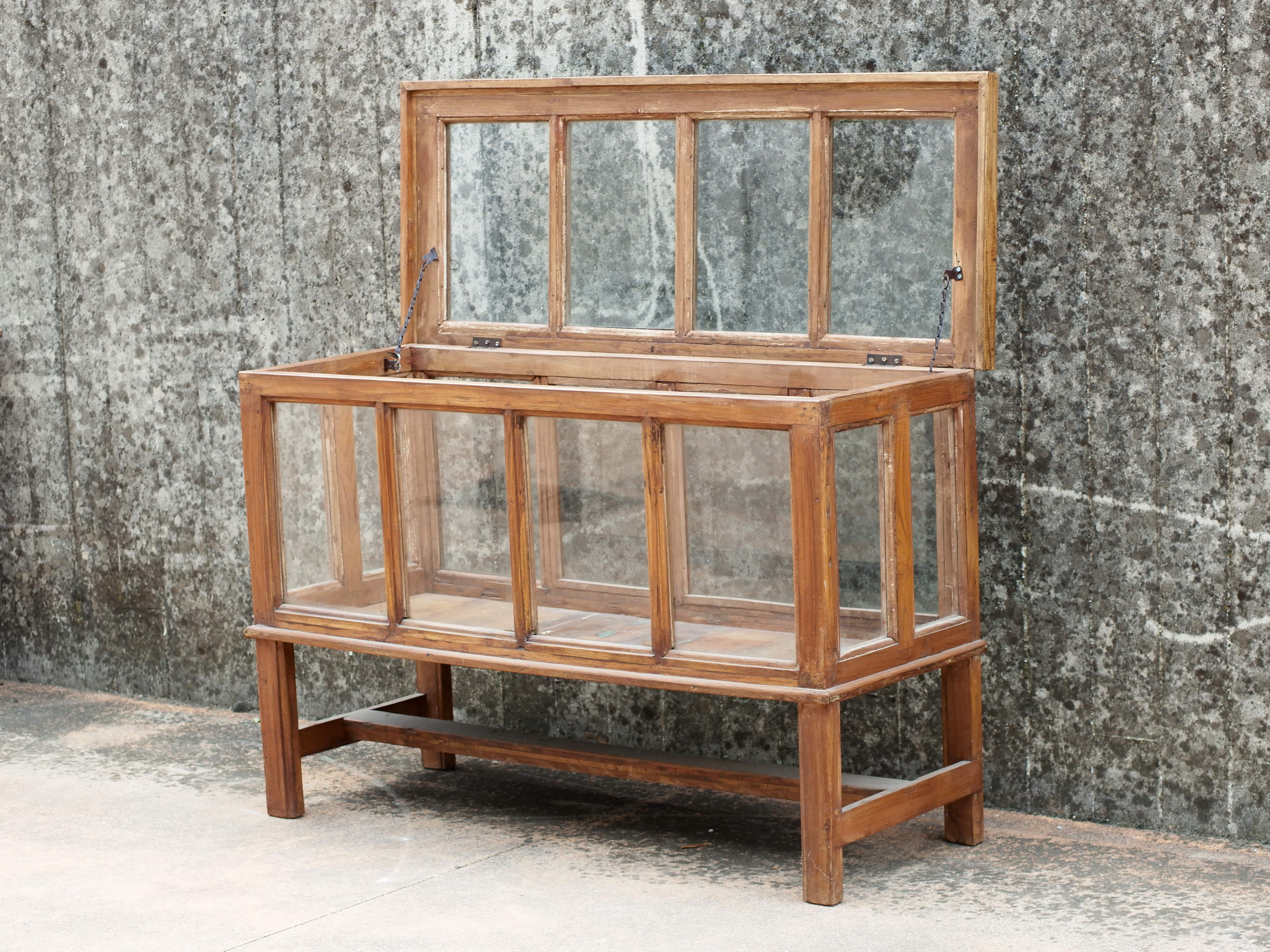 Credenza, vetrina coloniale con apertura dall'alto in legno di teak.  Pezzo unico.  Dimensioni 120x47 h80cm.