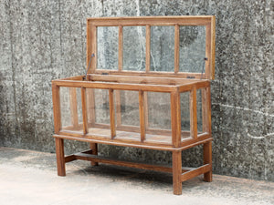 Credenza, vetrina coloniale con apertura dall'alto in legno di teak.  Pezzo unico.  Dimensioni 120x47 h80cm.