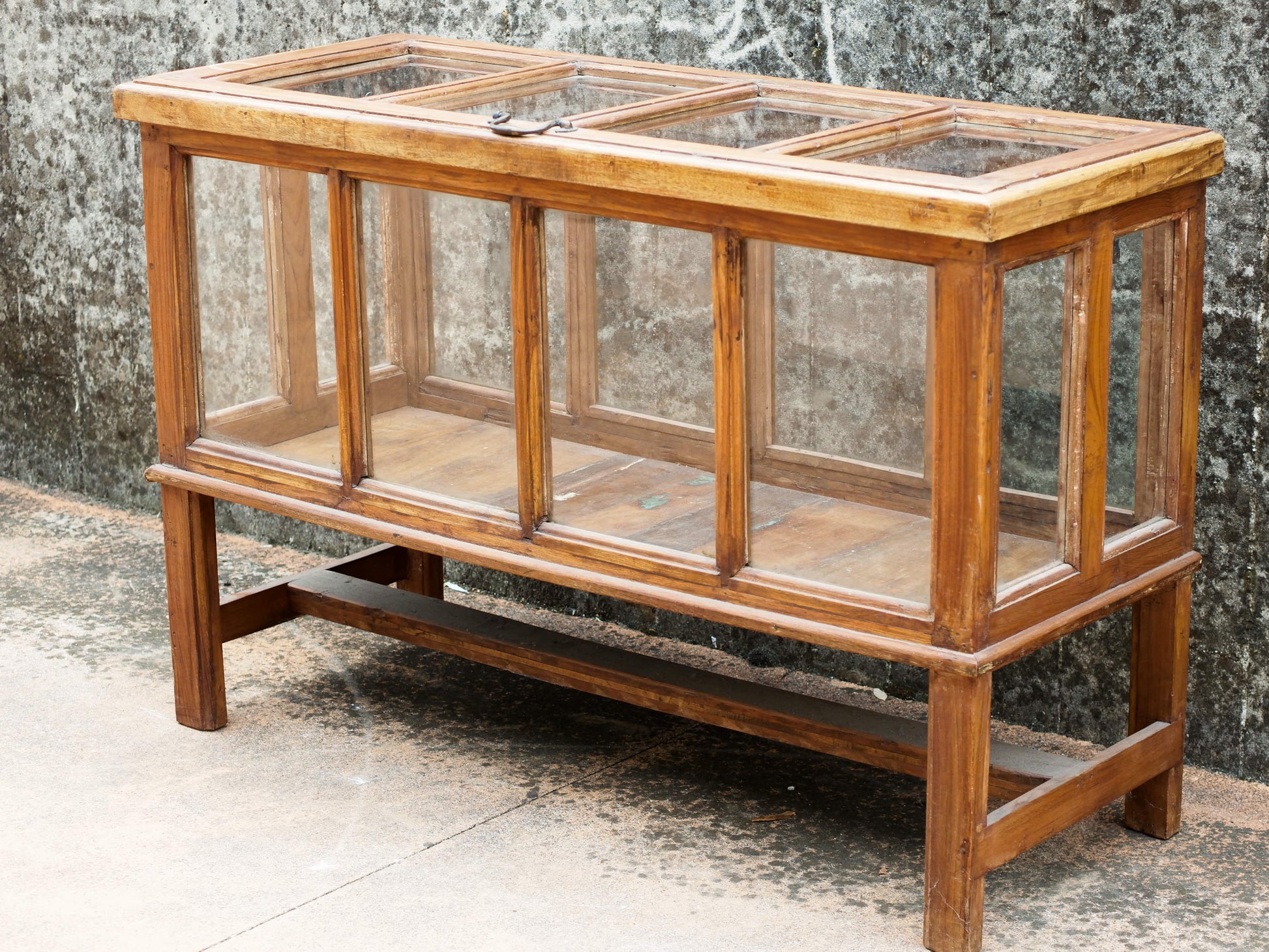 Credenza, vetrina coloniale con apertura dall'alto in legno di teak.  Pezzo unico.  Dimensioni 120x47 h80cm.