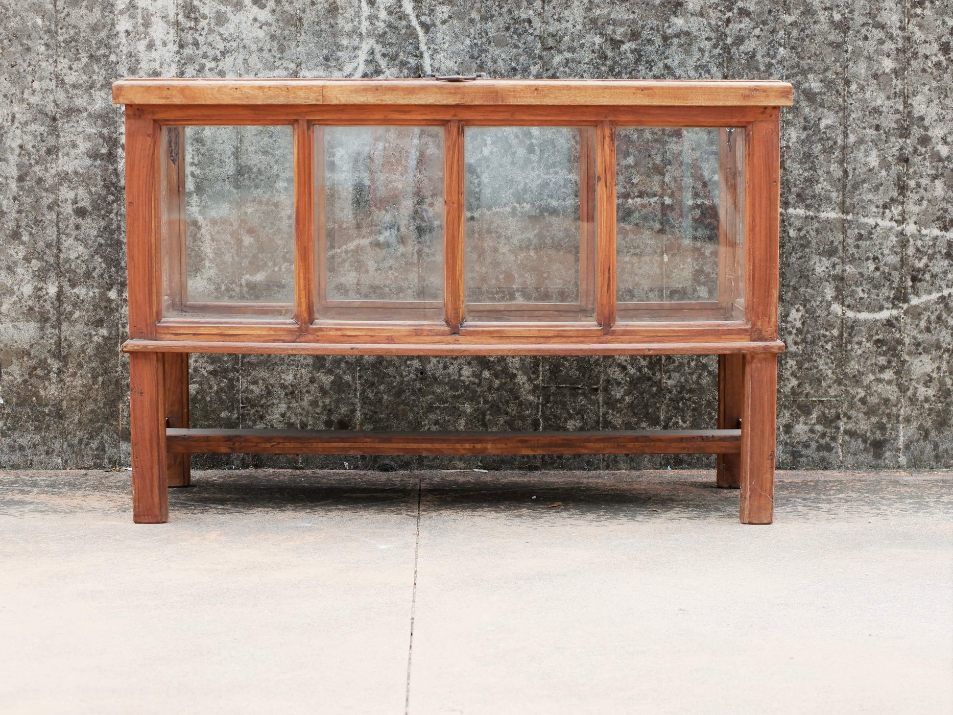 Credenza, vetrina coloniale con apertura dall'alto in legno di teak.  Pezzo unico.  Dimensioni 120x47 h80cm.