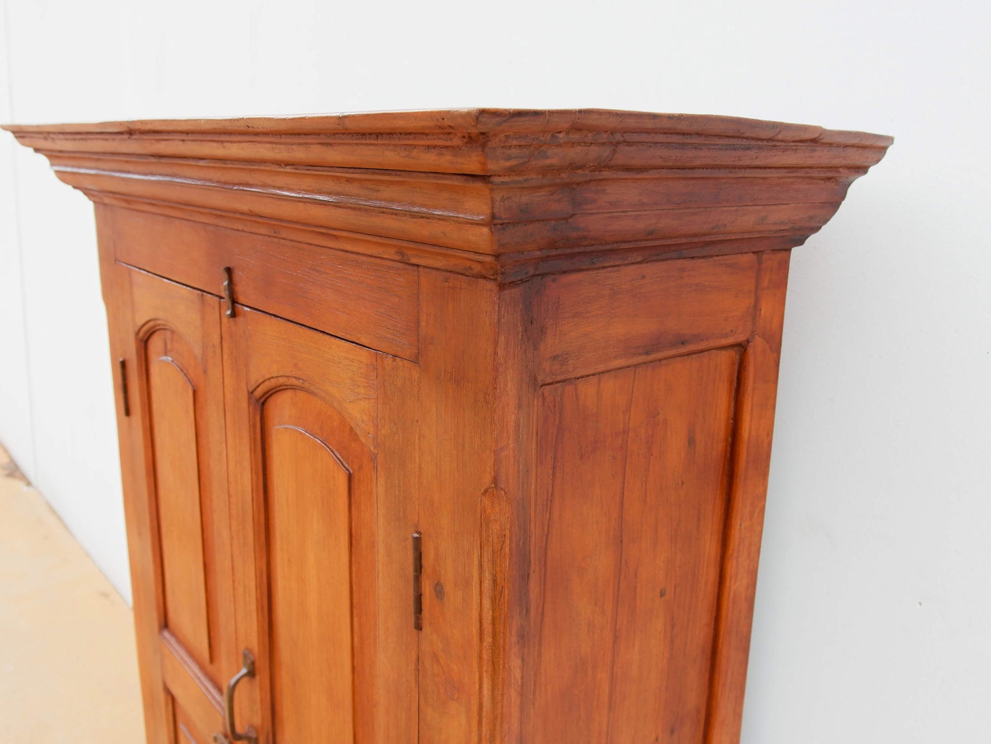 mobile coloniale indiano autentico costruito artigianalmente in legno di teak massello .  pezzo unico databile primi 900 , conservato perfettamente , non necessita di restauro .  misure 100 x 41 h137 cm  2 mensole all'interno ( si possono , su richiesta , togliere o aggiungerne altre )  fianchi lavorati stondati , idem per cornice ed ante .