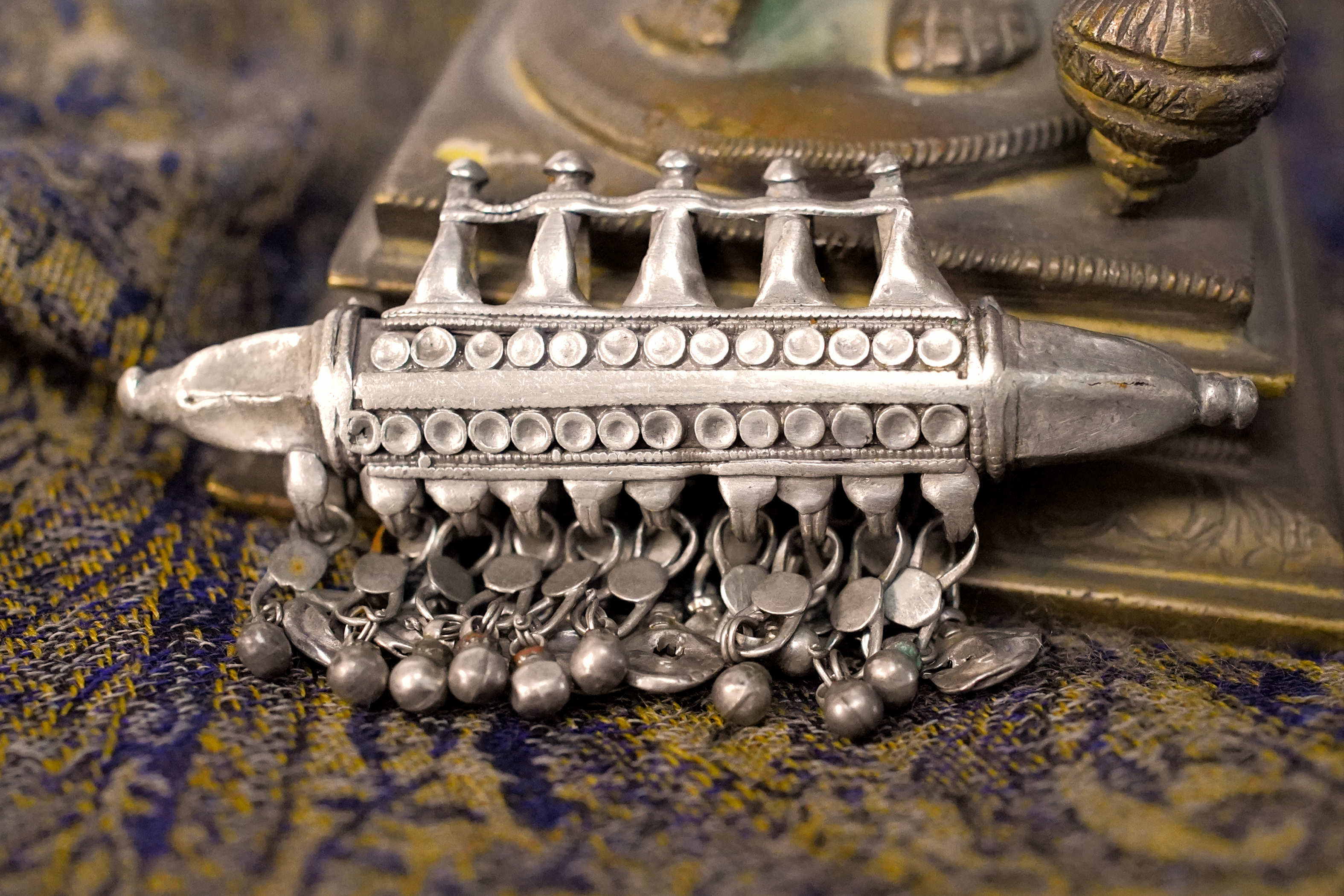 Amuleto taviz antico in argento 925 dell'India meridionale con campanelli pendenti