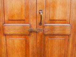 mobile coloniale indiano autentico costruito artigianalmente in legno di teak massello .  pezzo unico databile primi 900 , conservato perfettamente , non necessita di restauro .  misure 100 x 41 h137 cm  2 mensole all'interno ( si possono , su richiesta , togliere o aggiungerne altre )  fianchi lavorati stondati , idem per cornice ed ante .